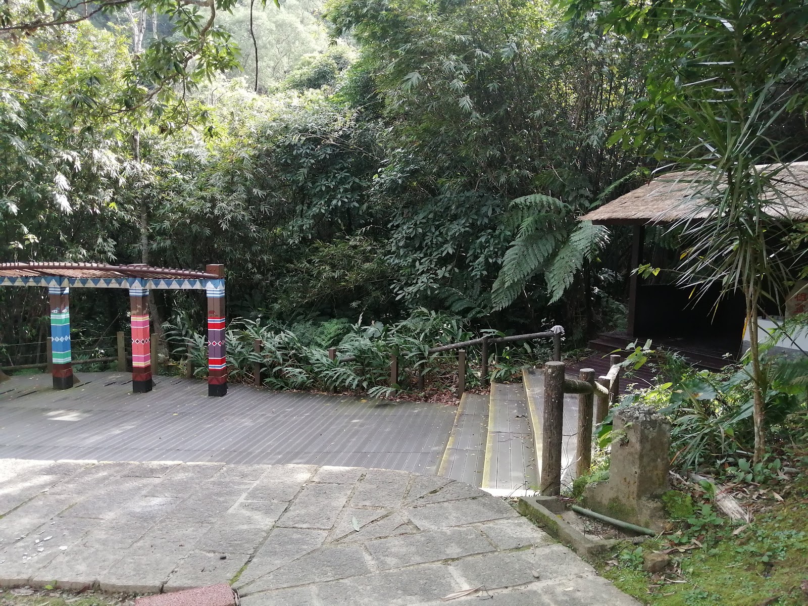 原住民族生態公園圖騰彩繪涼亭與木棧道