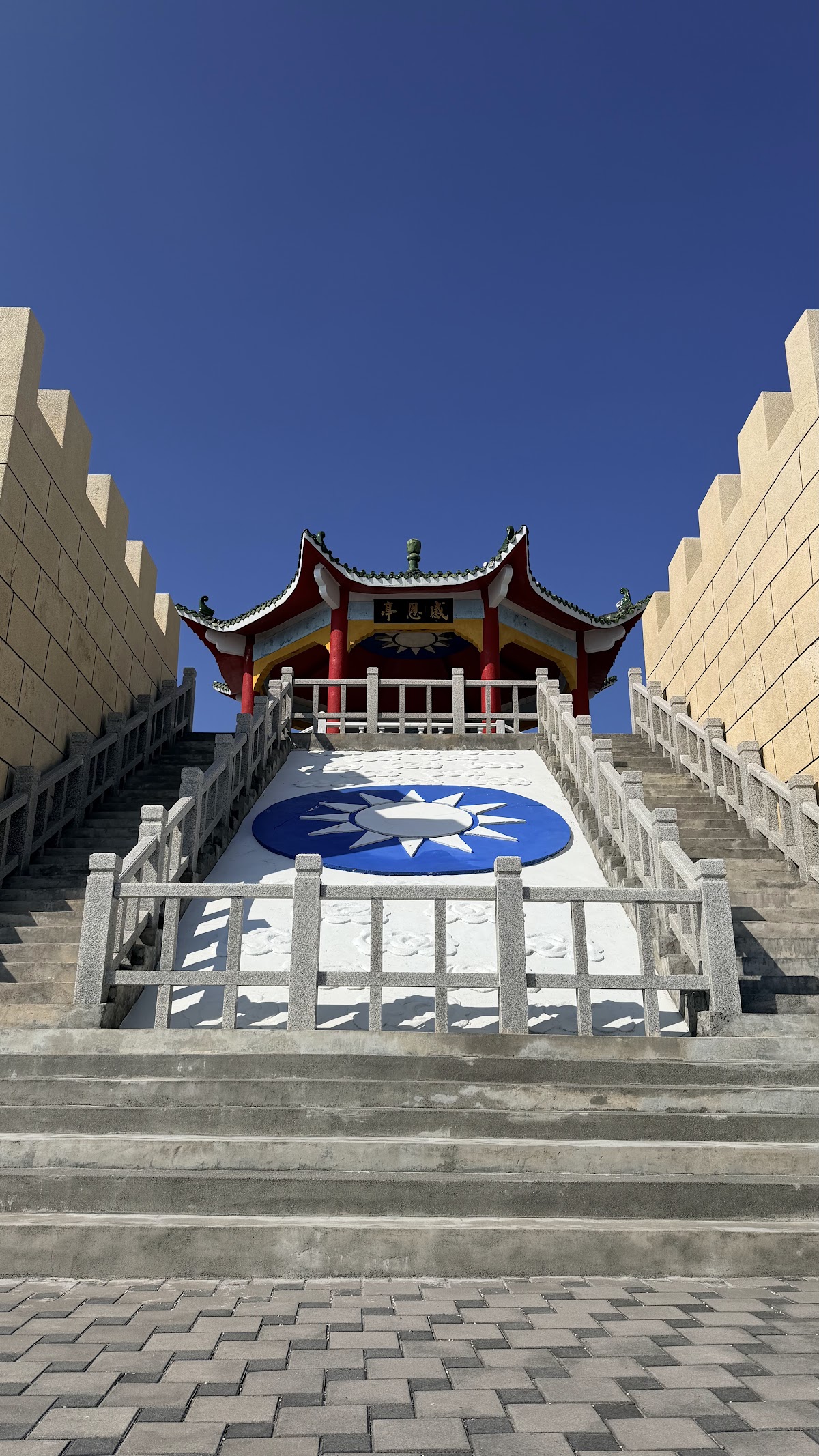 中柱感恩亭亭閣階梯 中柱感恩亭立於長階梯頂端,藍天下格外醒目