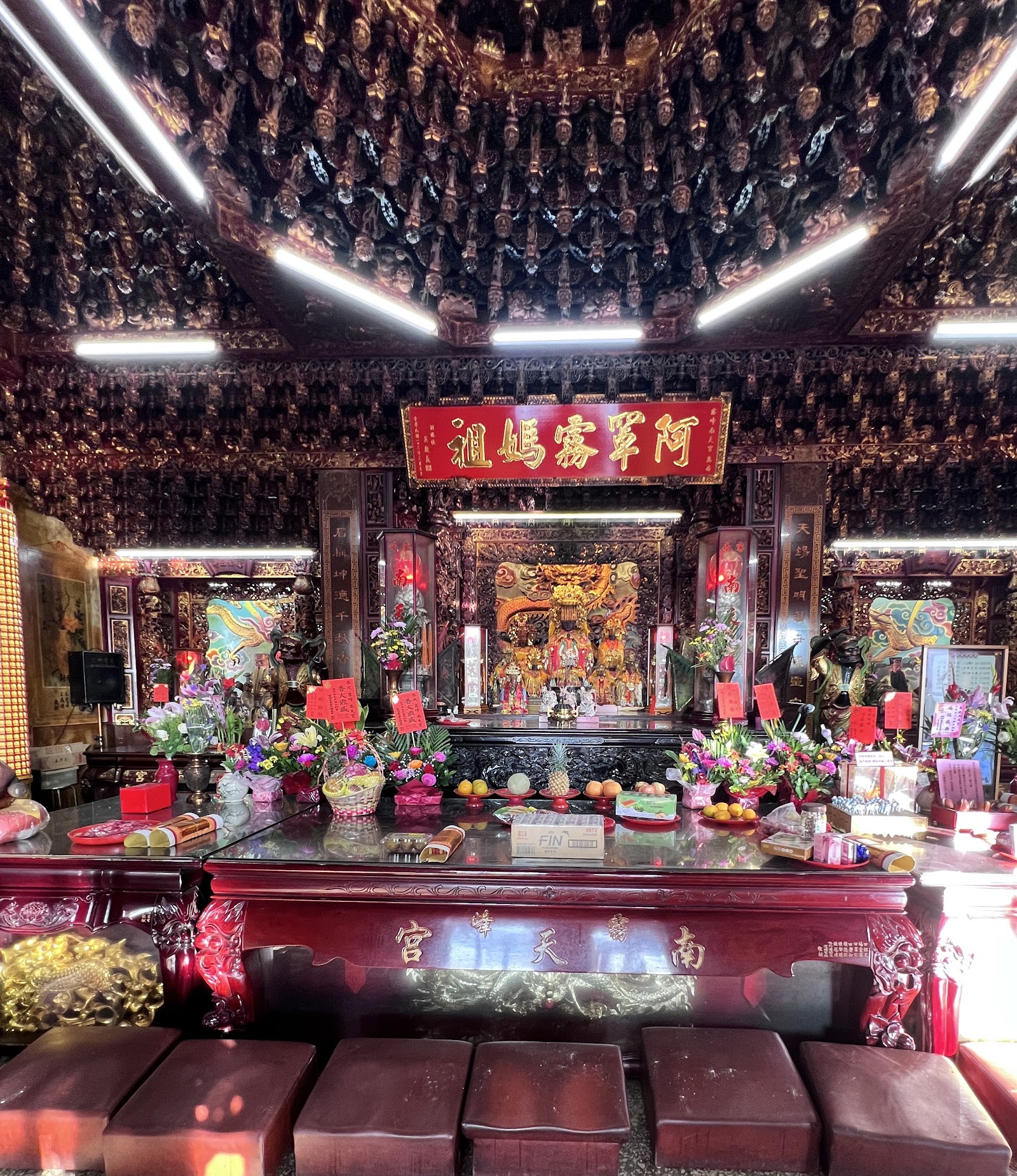 霧峰南天宮廟內神壇,紅燈籠與精緻木雕天花板,宗教信仰中心