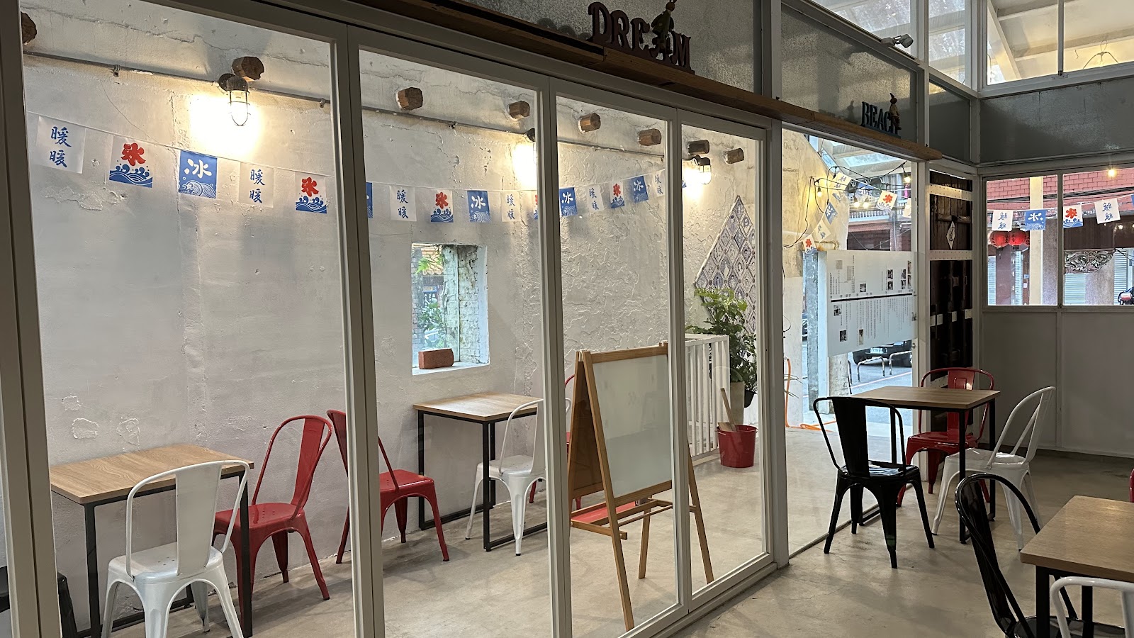 暖暖六七店內用餐區