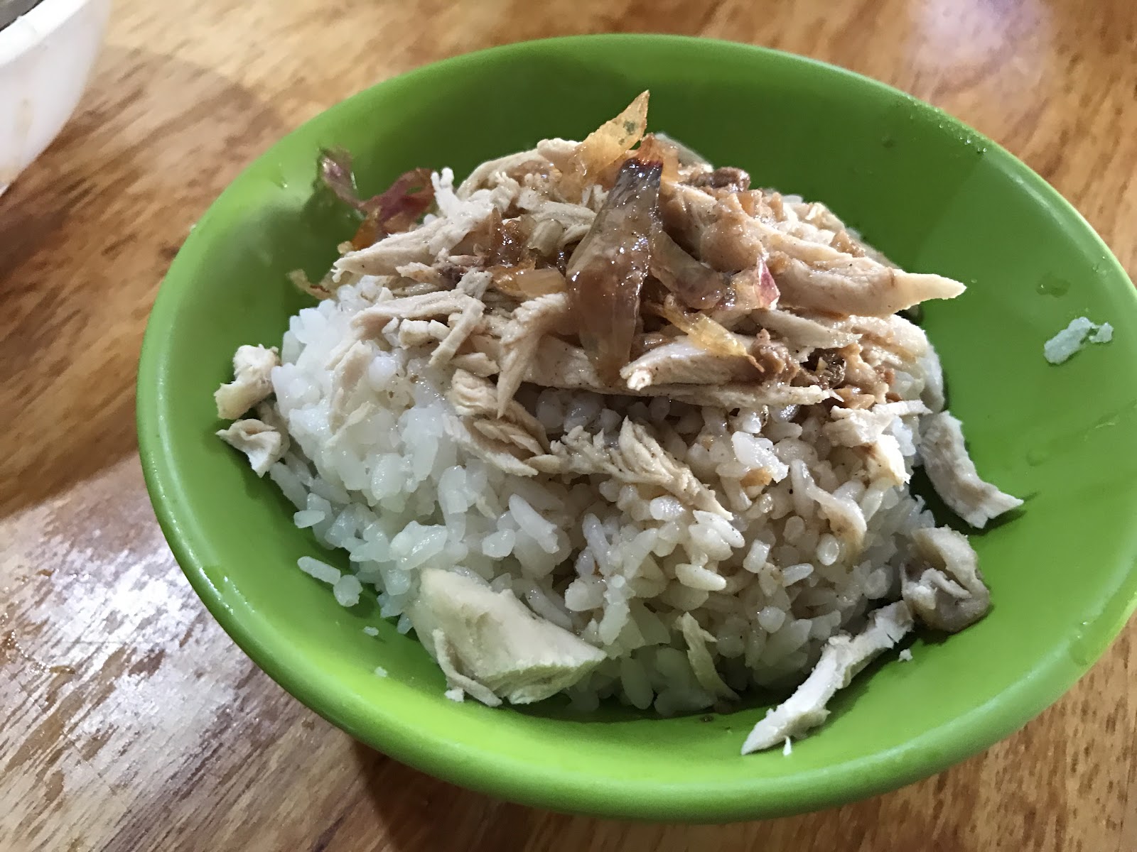 古早味雞肉飯,白飯淋上油蔥雞絲,簡單卻迷人
