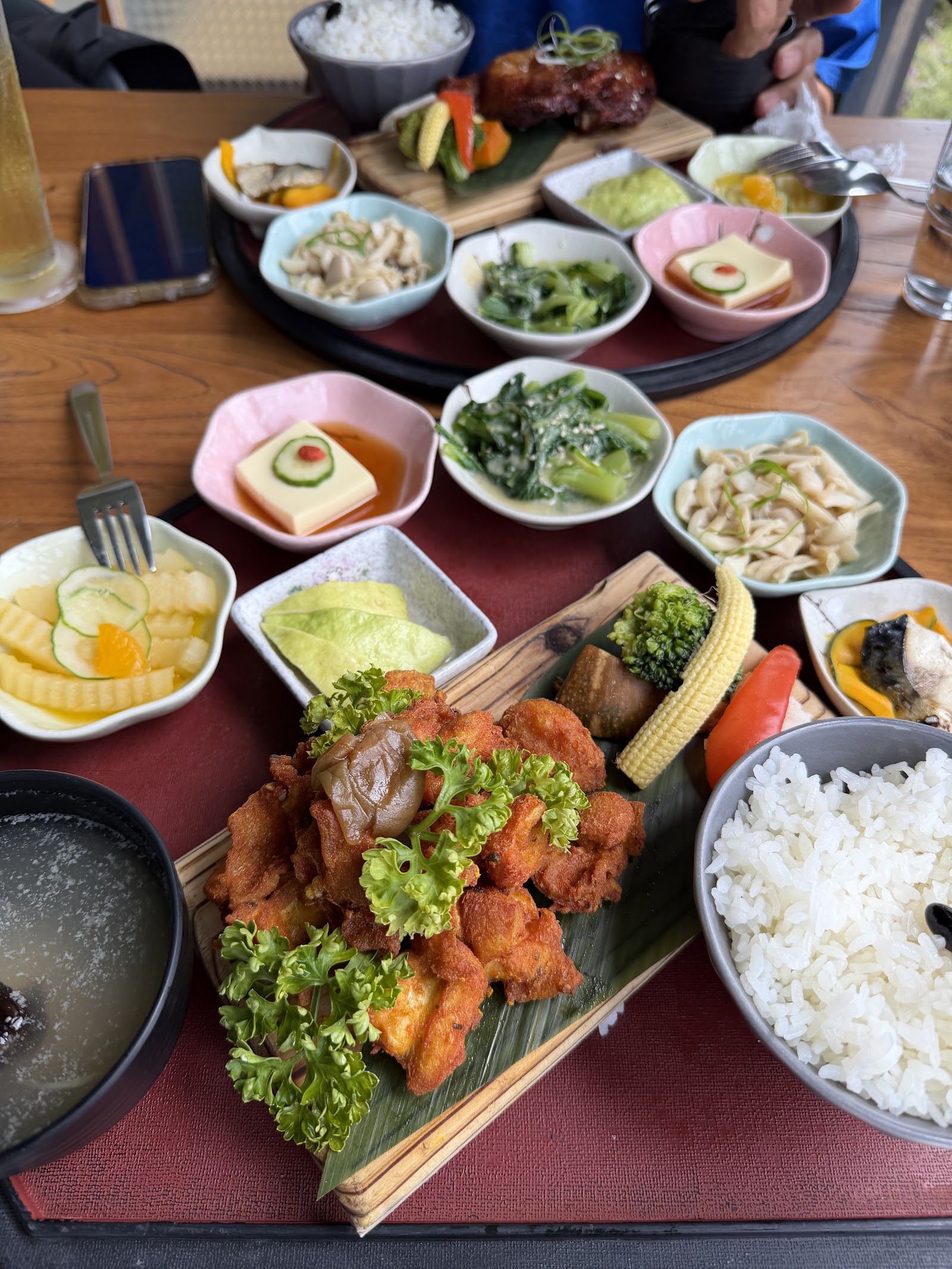 景美是吉景觀咖啡餐廳日式定食套餐俯拍
