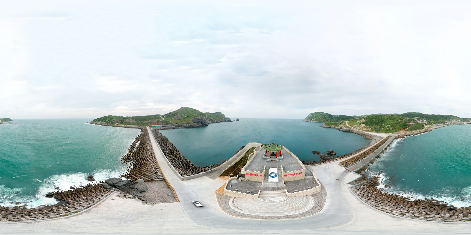 中柱感恩亭堤道空拍全景 空拍視角的中柱堤道,一眼看盡連接東西引兩島的海上長堤