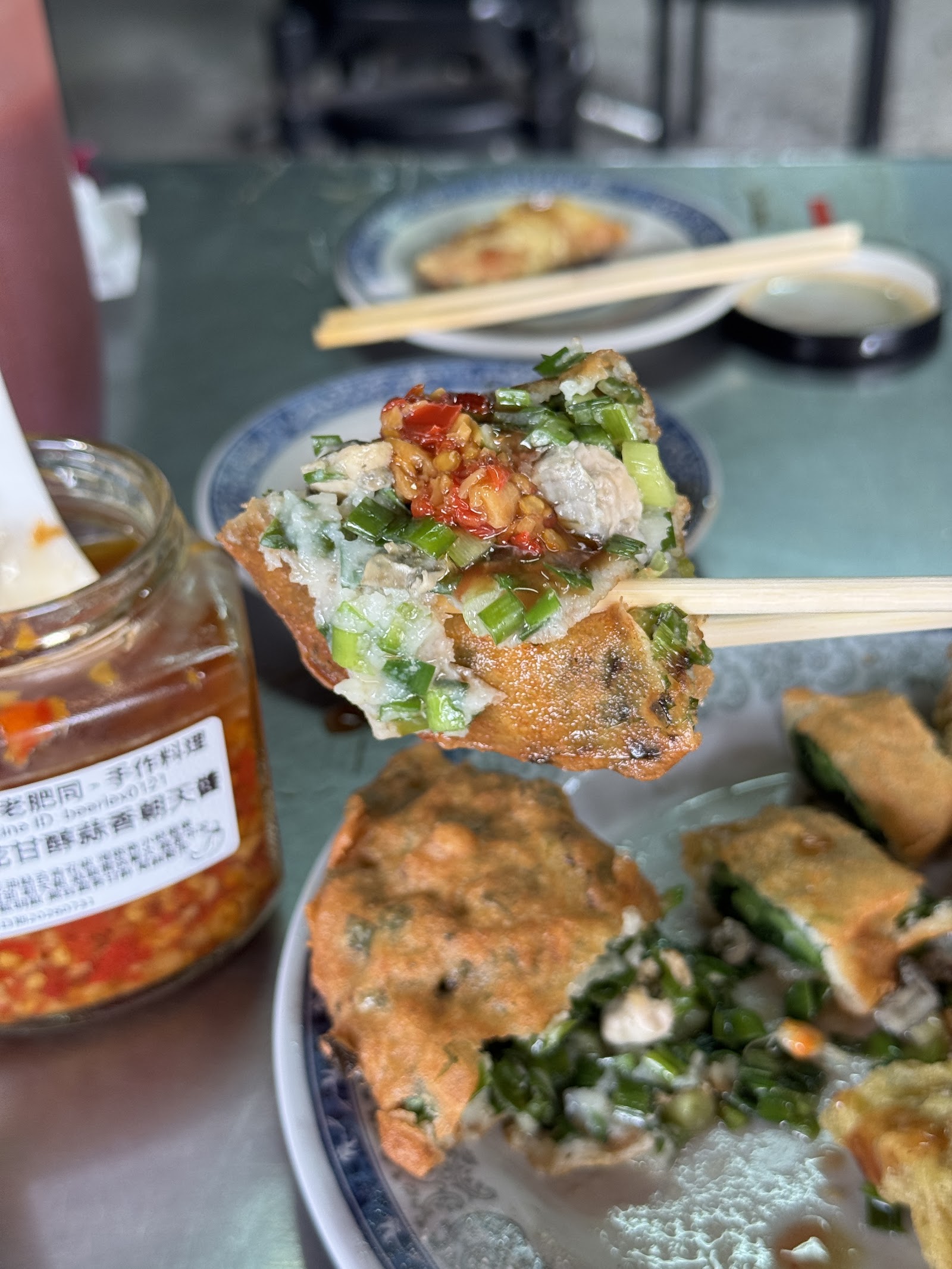霧峰古早味蚵嗲特寫,筷子夾起露出蚵仔蔥花內餡,台中霧峰美食