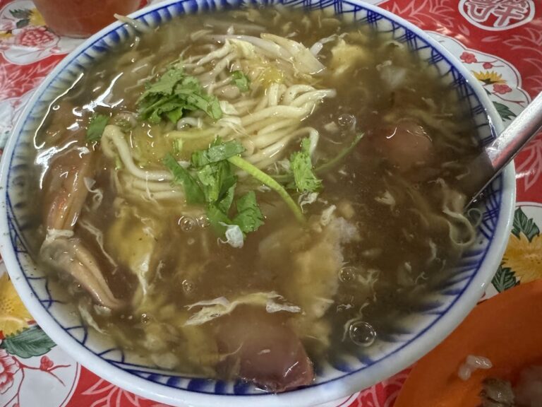 老牌羹麵的魷魚羹麵特寫,Q彈魷魚搭配酸香羹湯