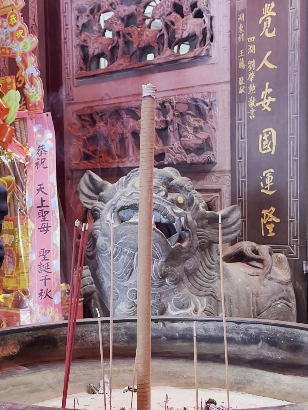 西湖五龍宮廟內石獅香爐,背景木雕匾額