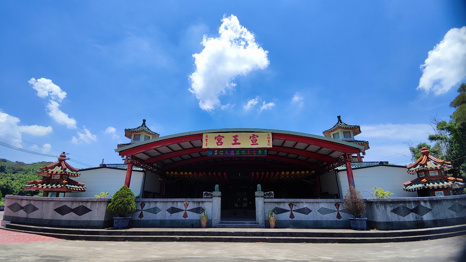 宣王宮廟埕正面,紅瓦廟簷匾額
