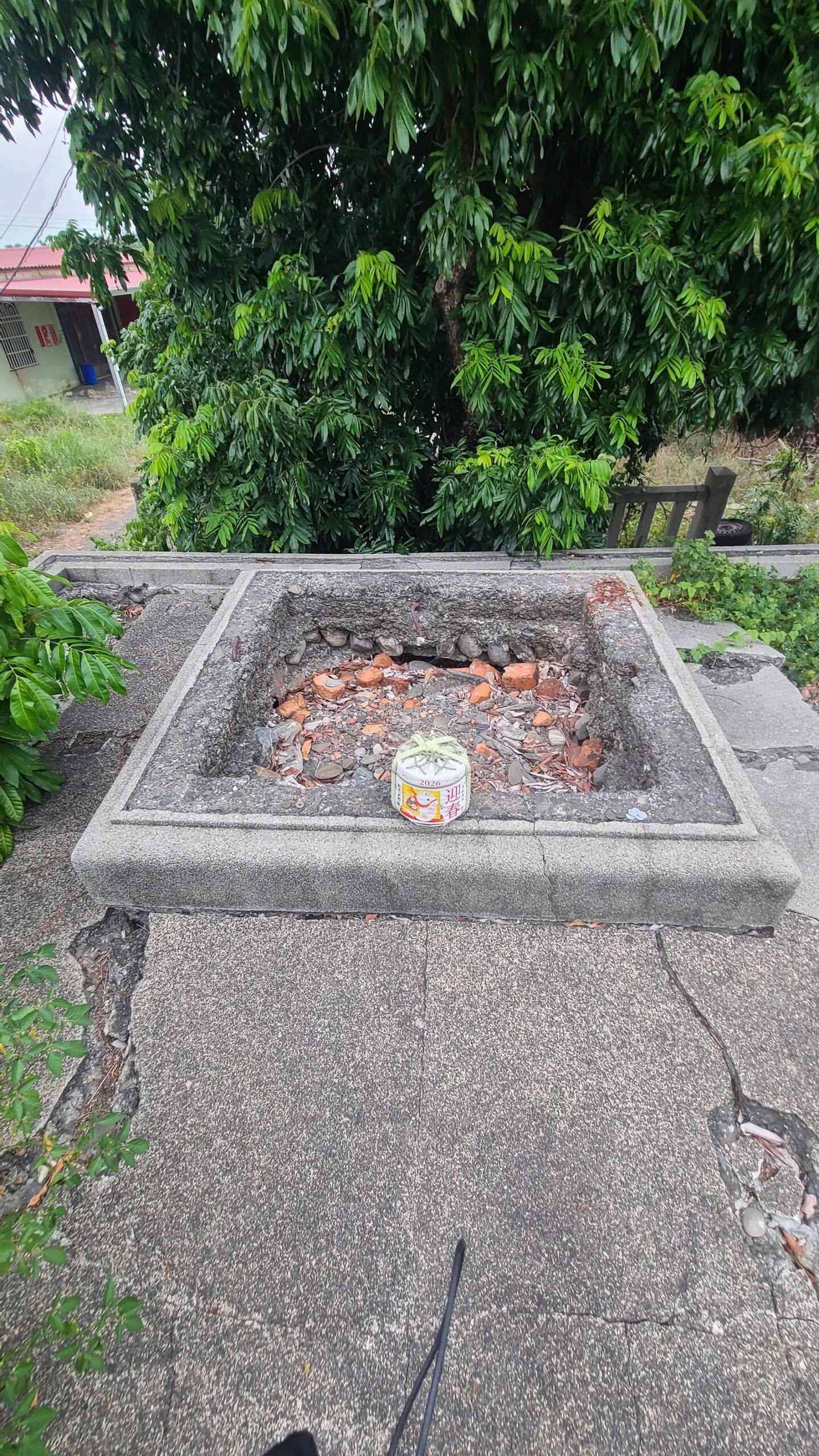 佳冬神社鳥居基座遺跡,水泥台座已見裂痕