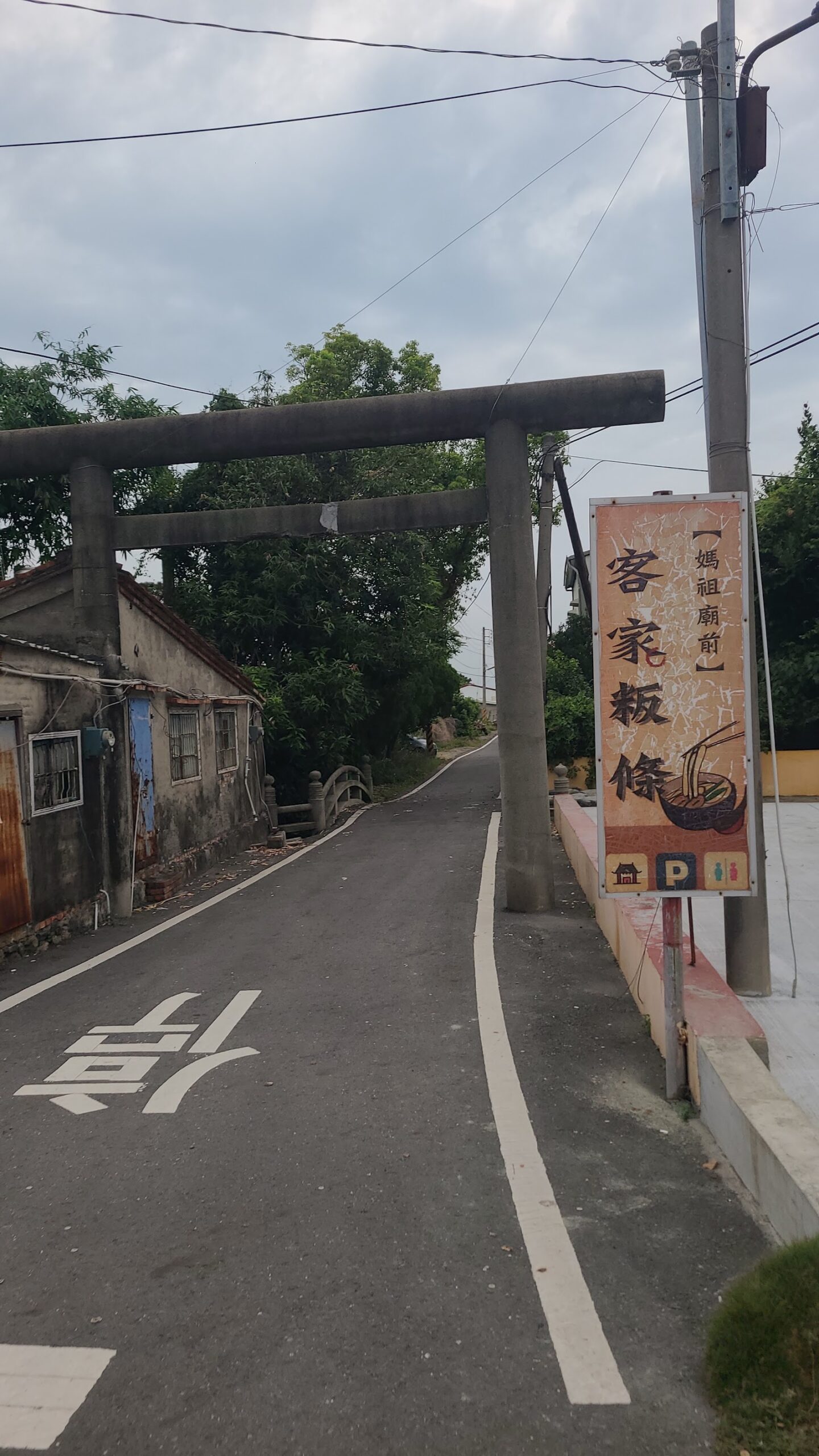 佳冬神社鳥居佇立路邊,見證日治時期神社遺跡