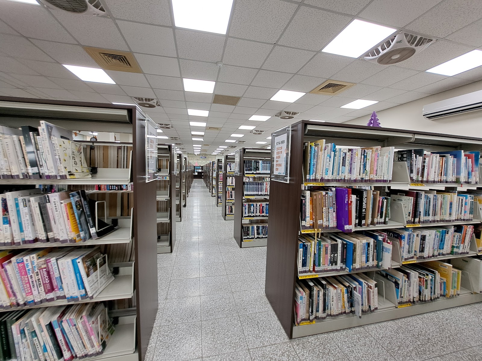 佳里區圖書館書架走道