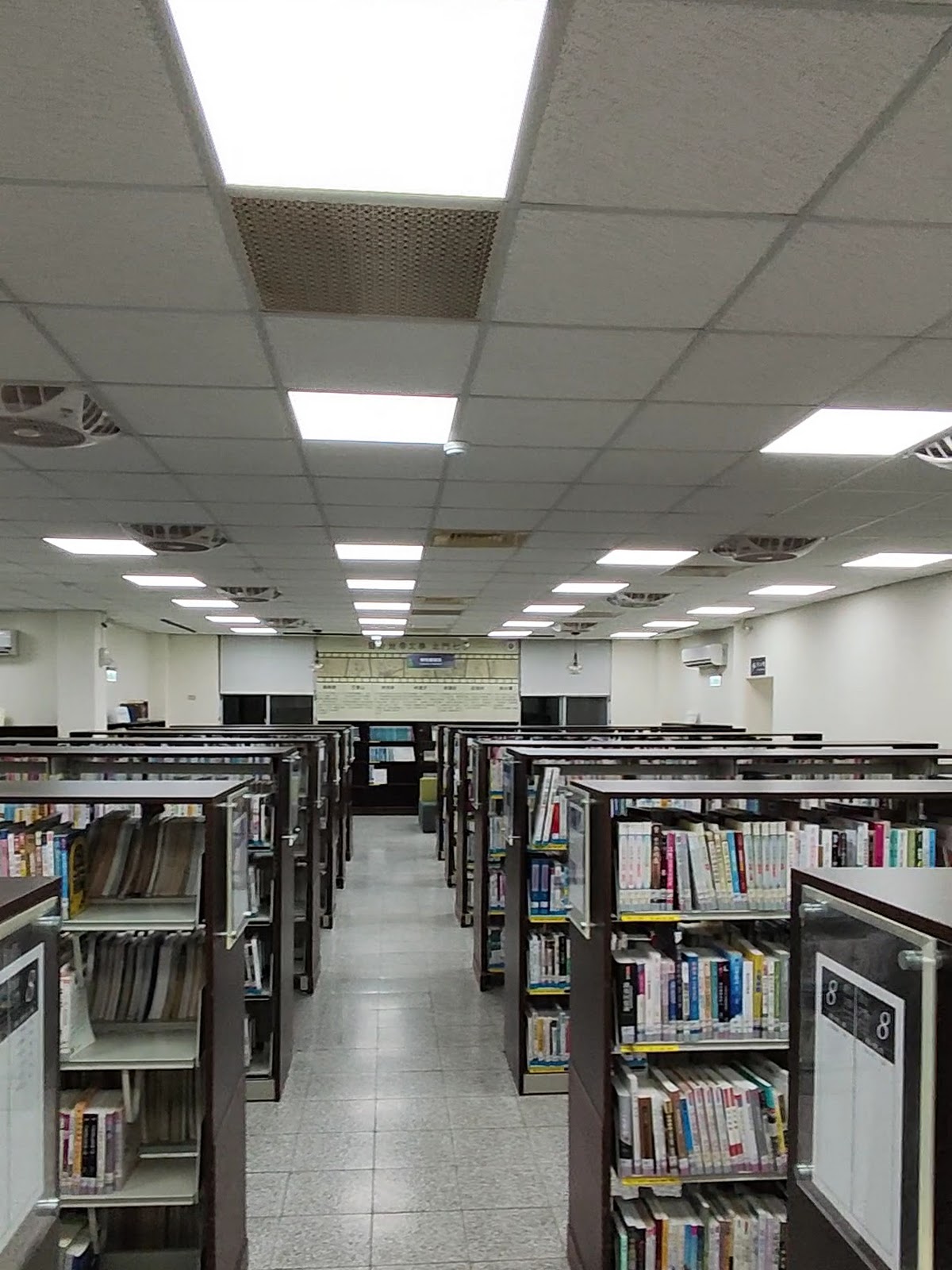 佳里區圖書館另一側書架