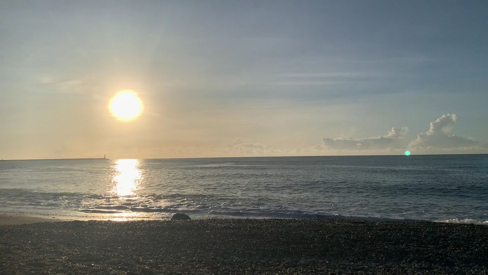 花蓮吉安海濱公園夕陽餘暉灑落礫灘與海面