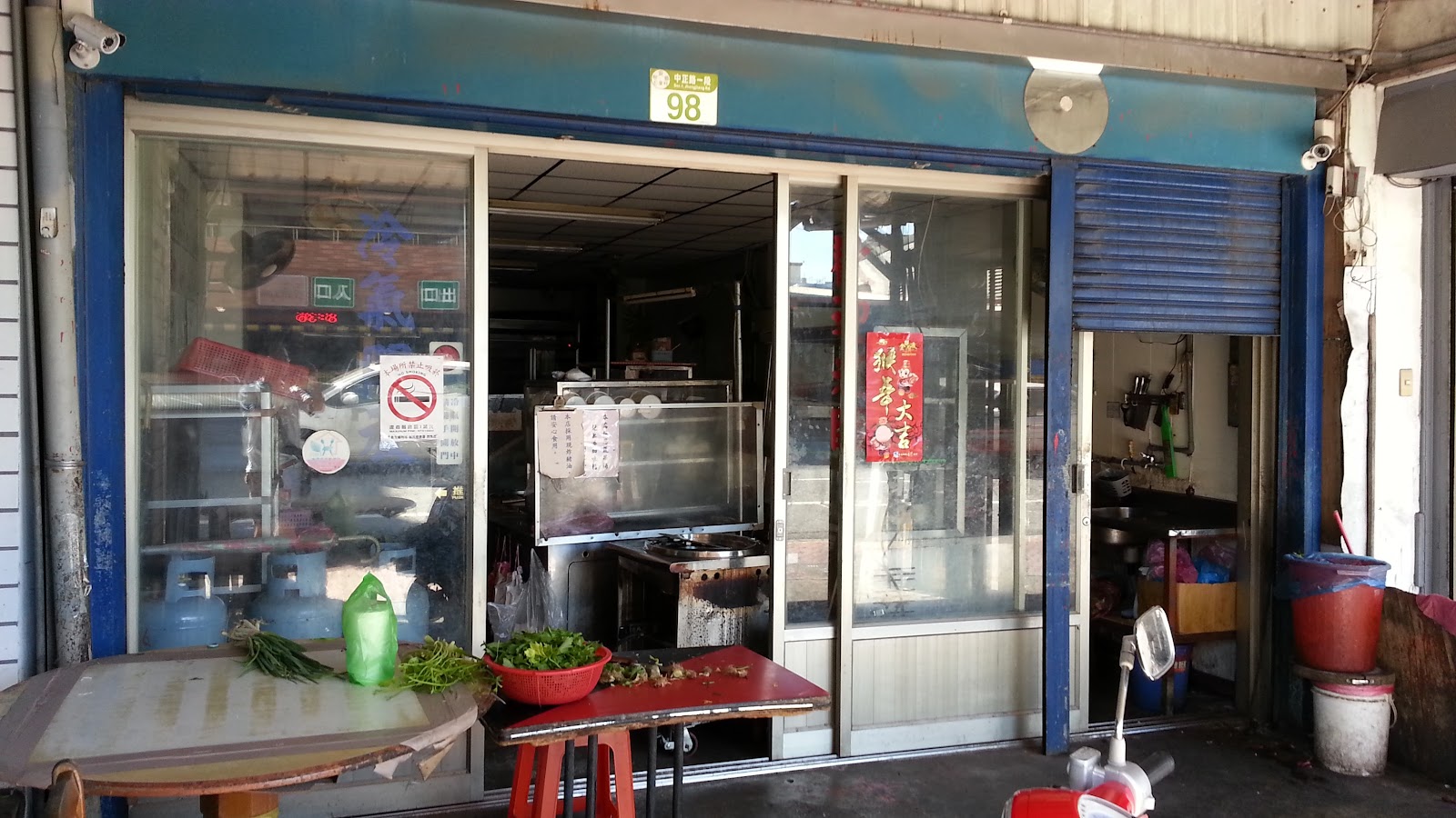 劉記小吃店面入口與開放式廚房