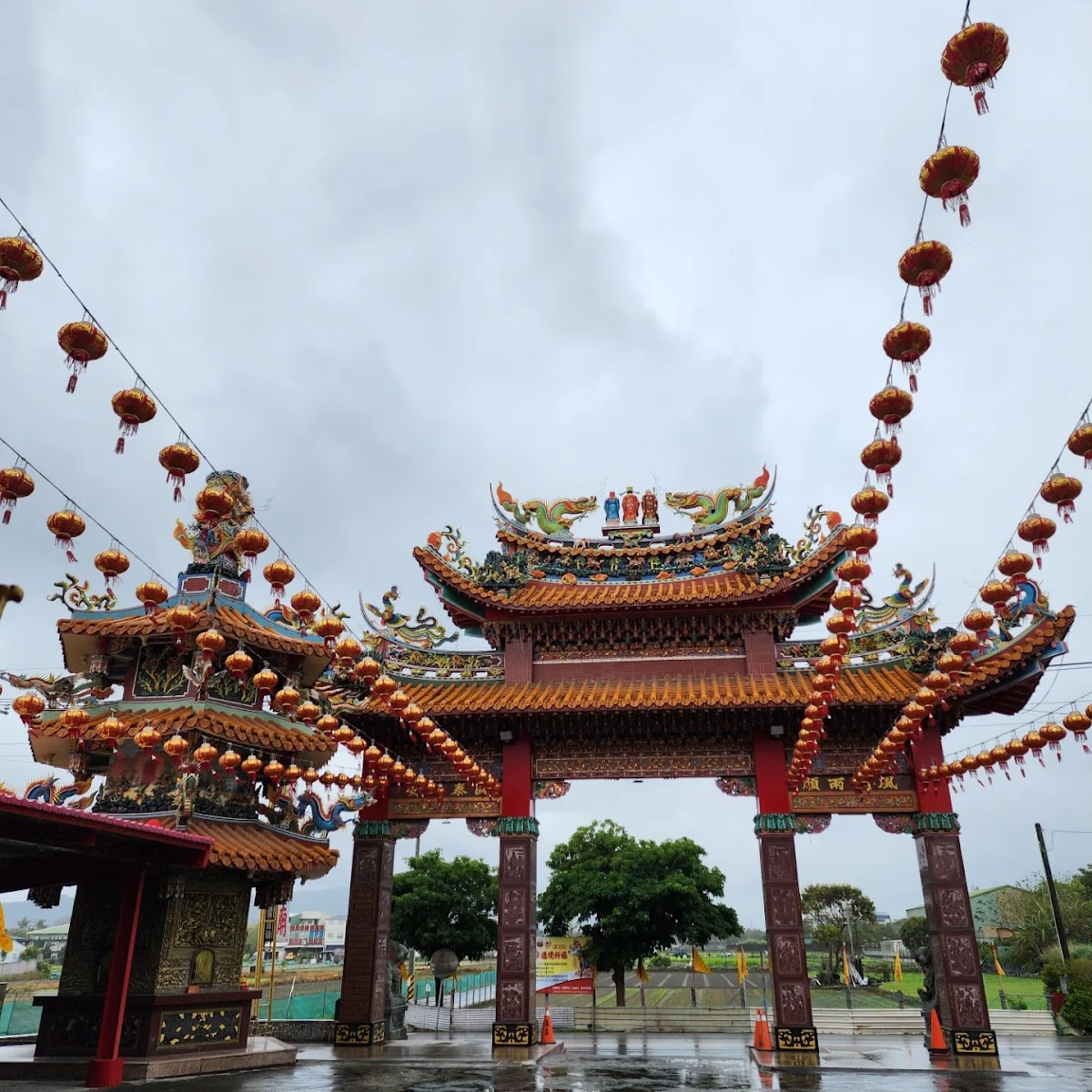 花蓮吉安聖南宮雨天牌樓山門紅燈籠
