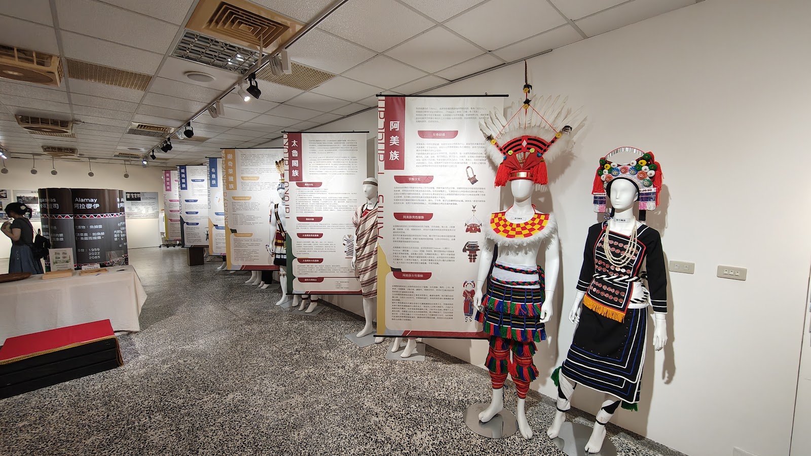 阿美族文化館展覽走廊阿美族服飾人形模特兒