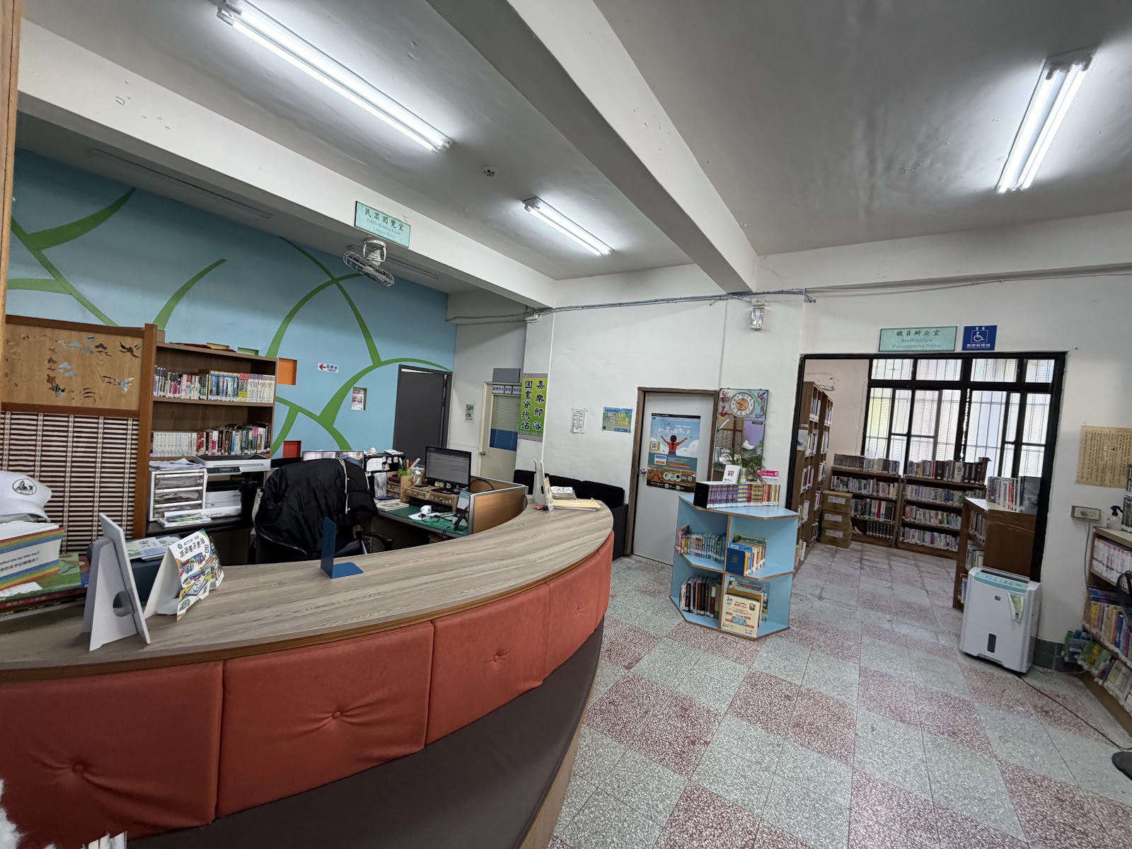 尖石鄉立圖書館另一角度書架