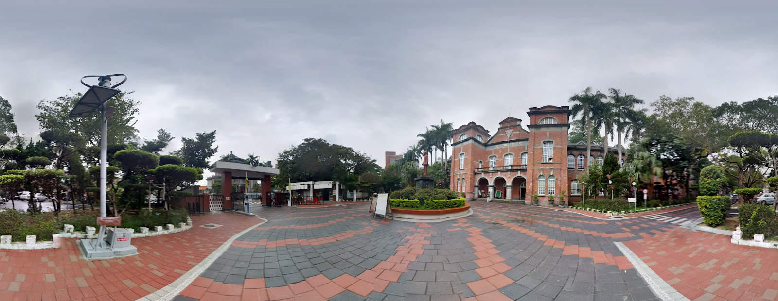 台北中正區建中紅樓校門廣場環景照