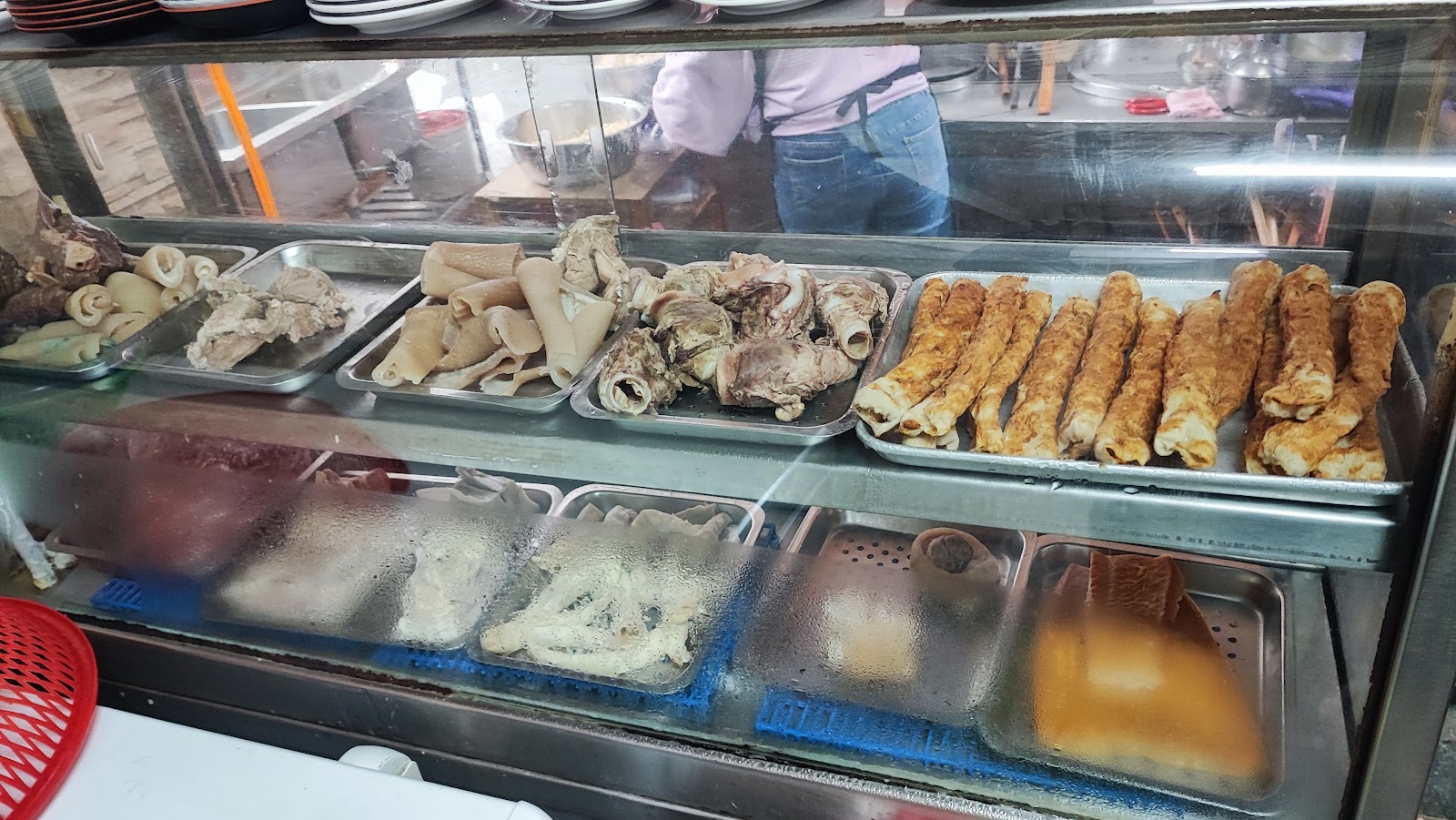 巷弄麻將烏龍麵的小菜展示櫃，擺滿黑白切配料｜基隆仁愛區巷弄麻將烏龍麵
