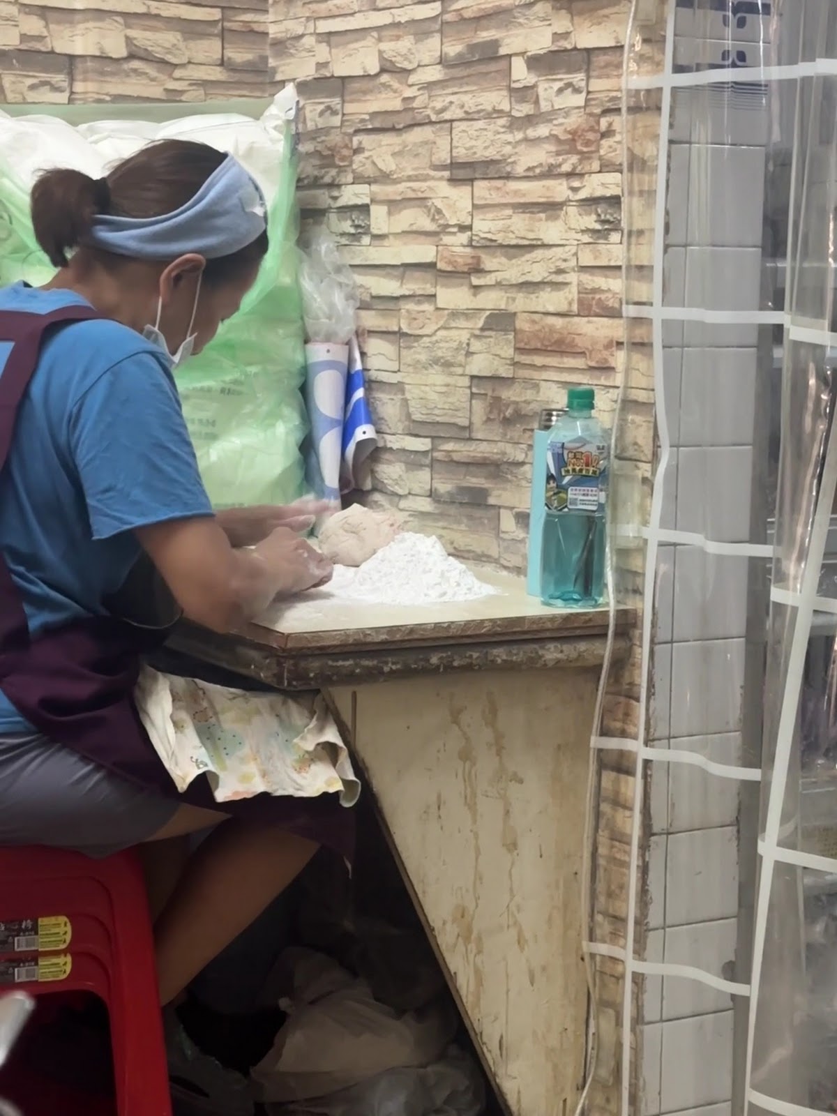 老闆娘在店內一角手工揉製麵團｜基隆仁愛區巷弄麻將烏龍麵