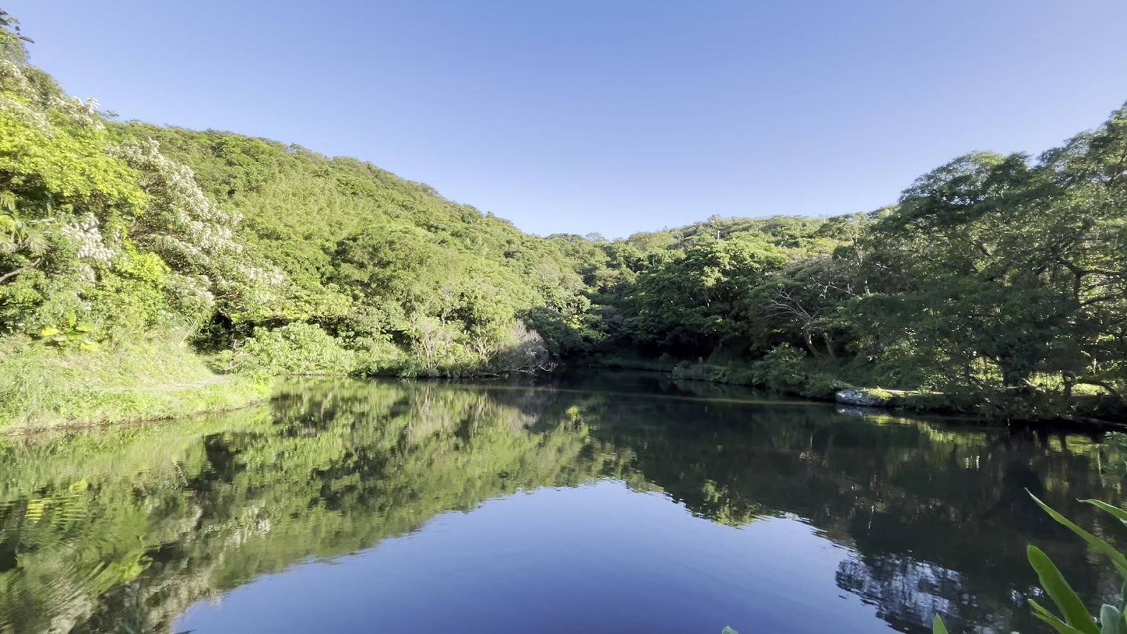 茵夢湖湖面如鏡，倒映周邊山林與藍天｜基隆信義區茵夢湖