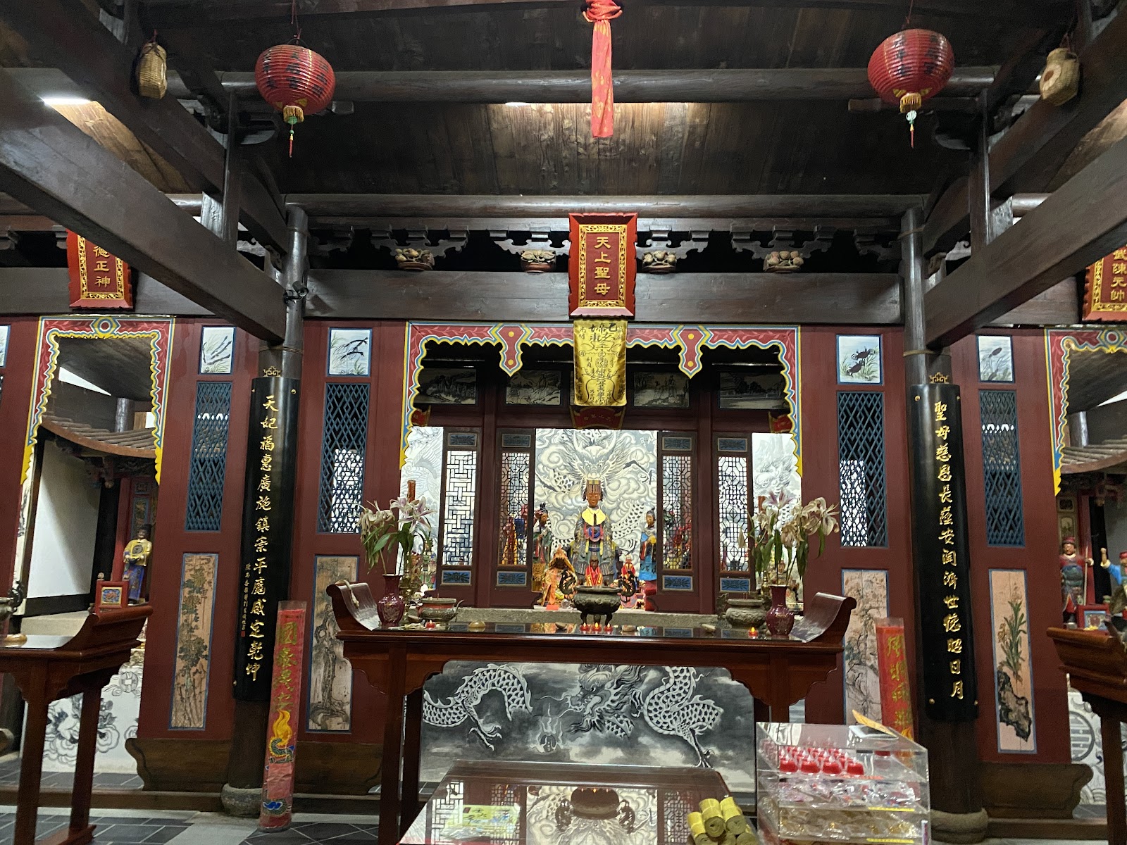金板境天后宮正殿泥塑媽祖神像與木雕龍紋供桌