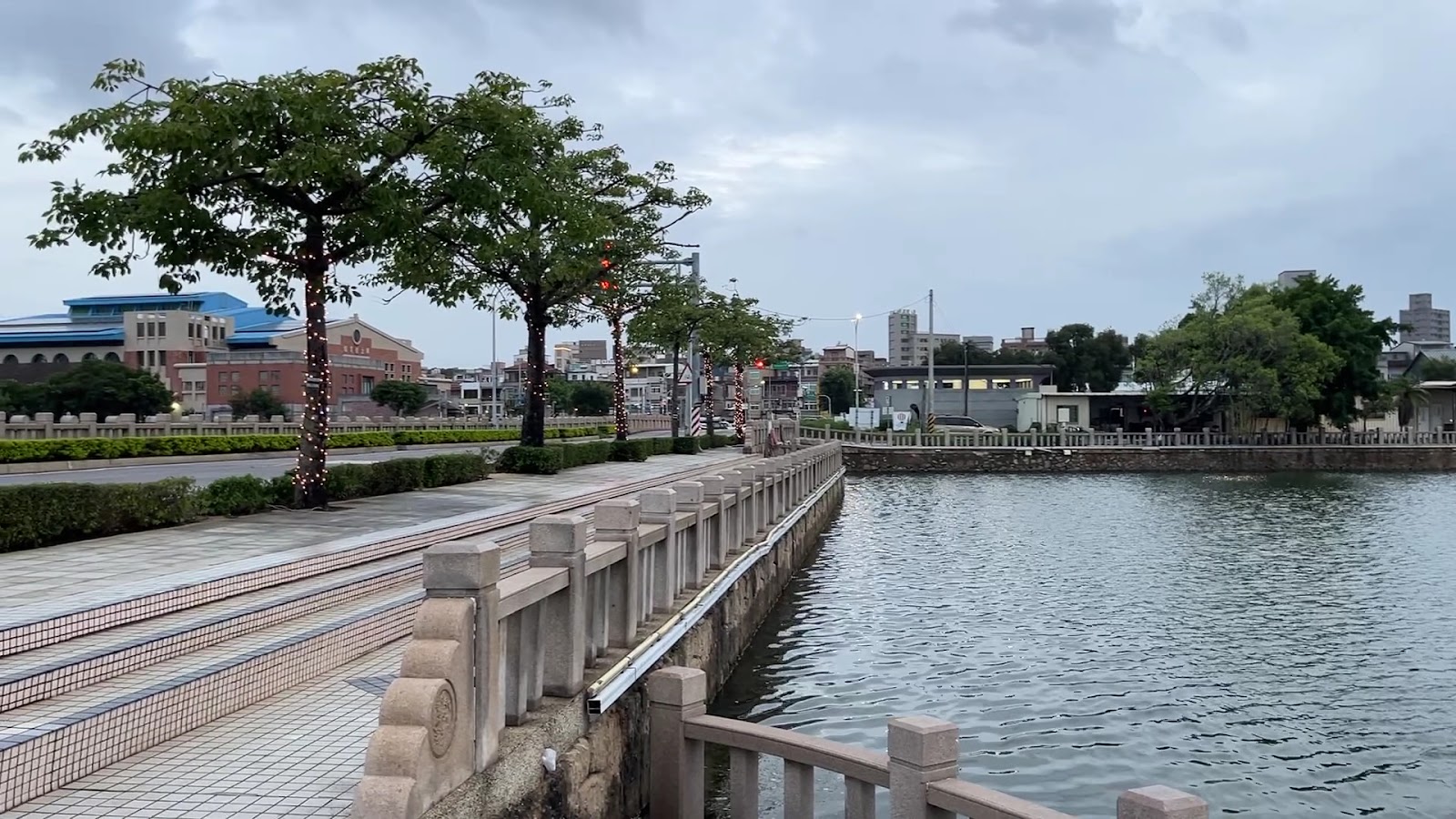 金門金城鎮莒光湖湖畔步道與對岸建築景觀