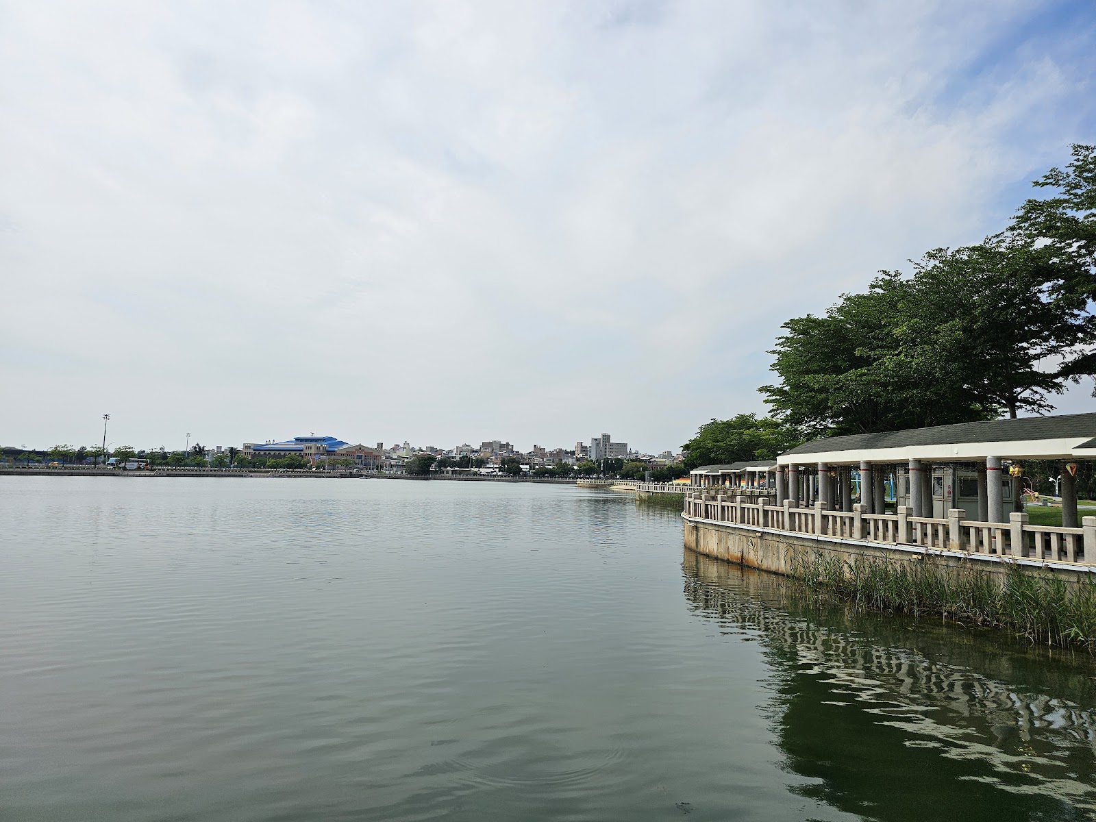 金門金城鎮莒光湖湖畔涼亭迴廊與湖水倒影
