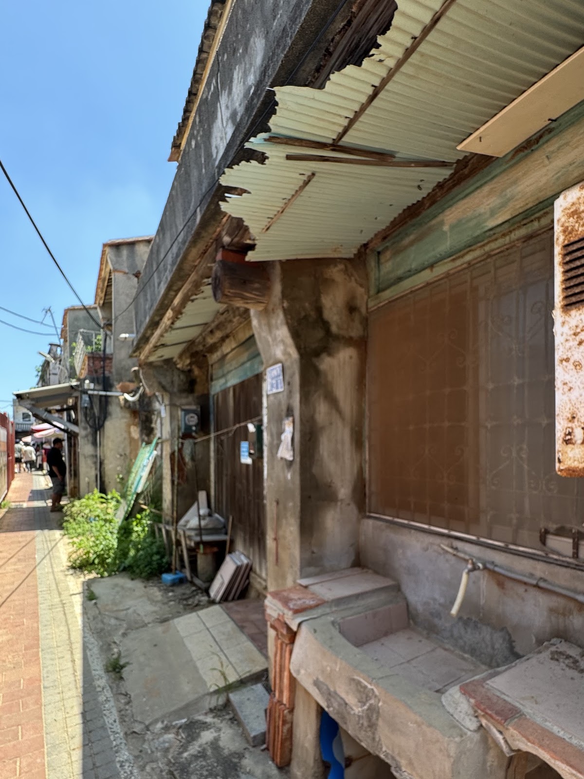 金門金城鎮中興市場老街斑駁紅磚建築與洗石子水槽
