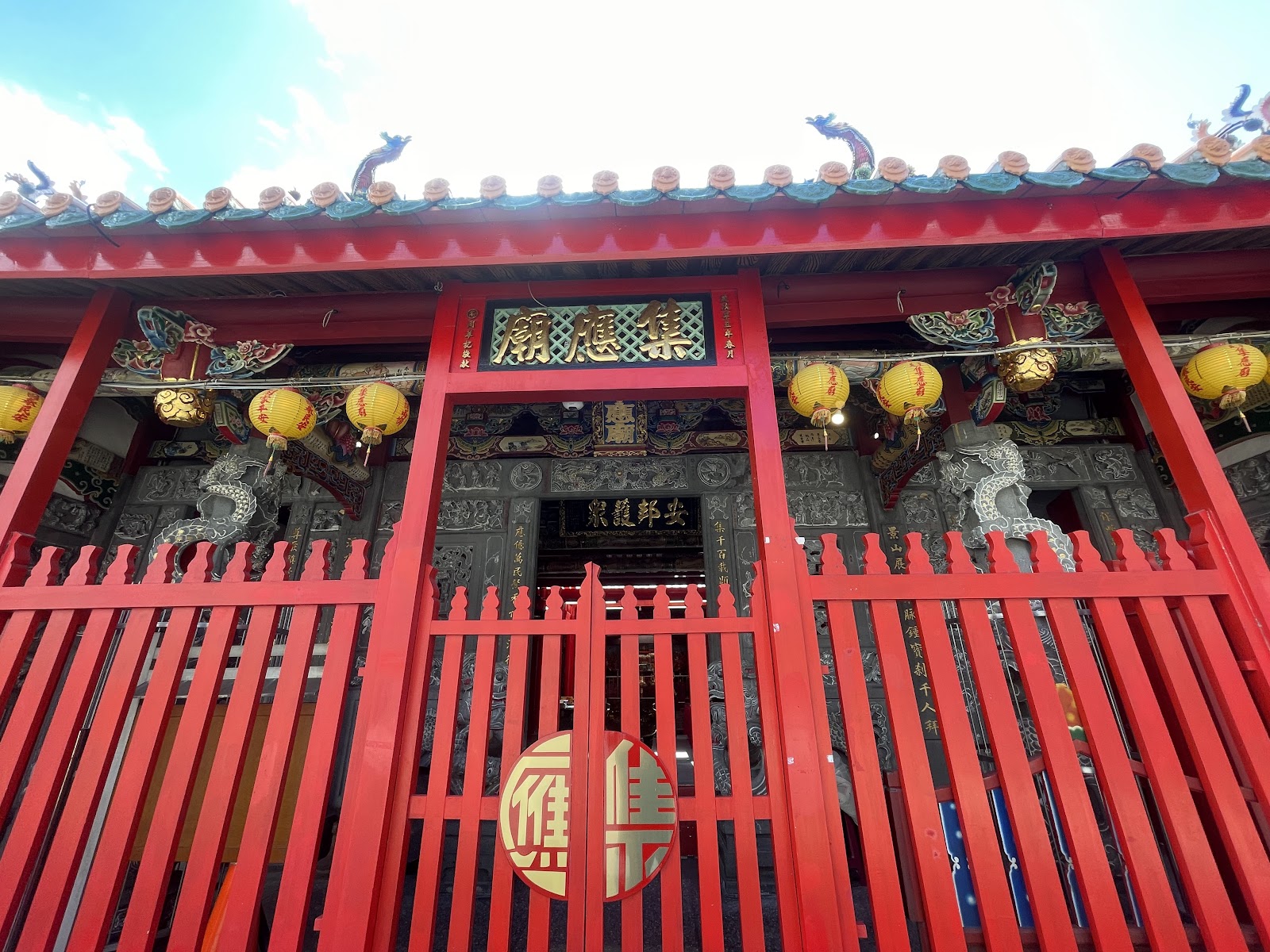 景美集應廟「集應廟」匾額與青斗石龍柱雕刻特寫
