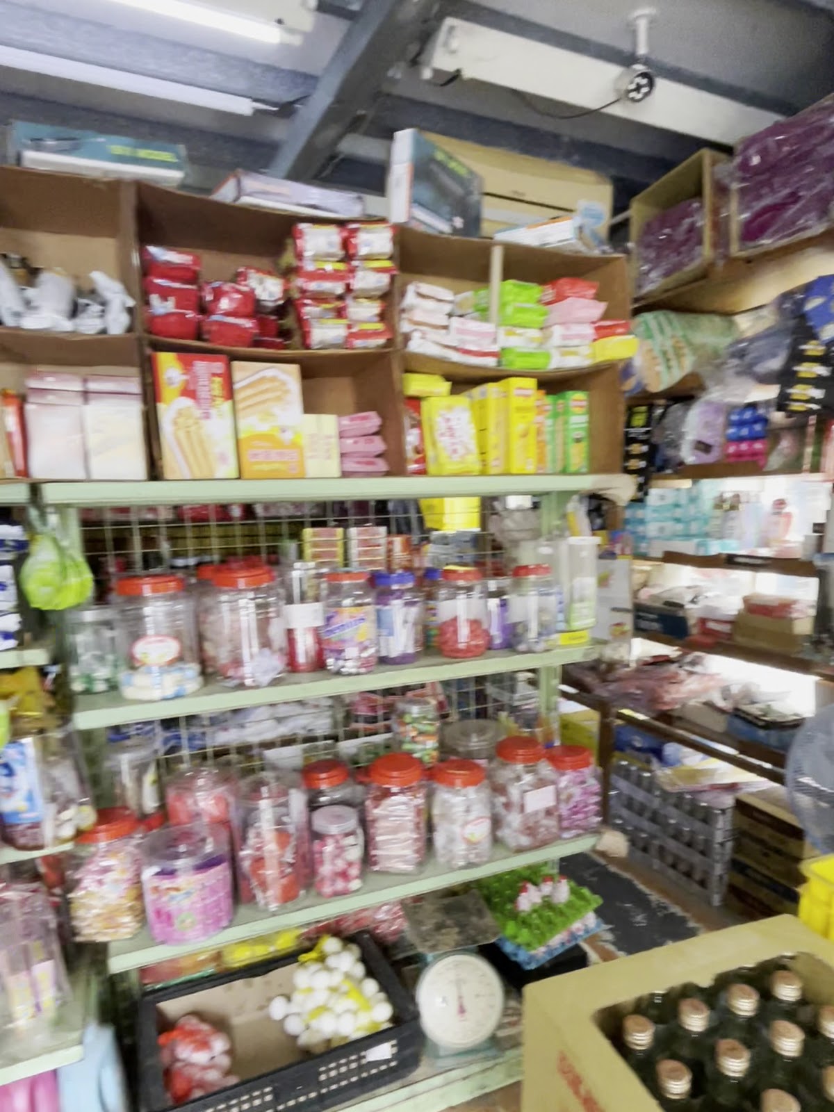金崙創意市集店內貨架 金崙創意市集店內貨架,擺滿糖果罐與在地伴手禮