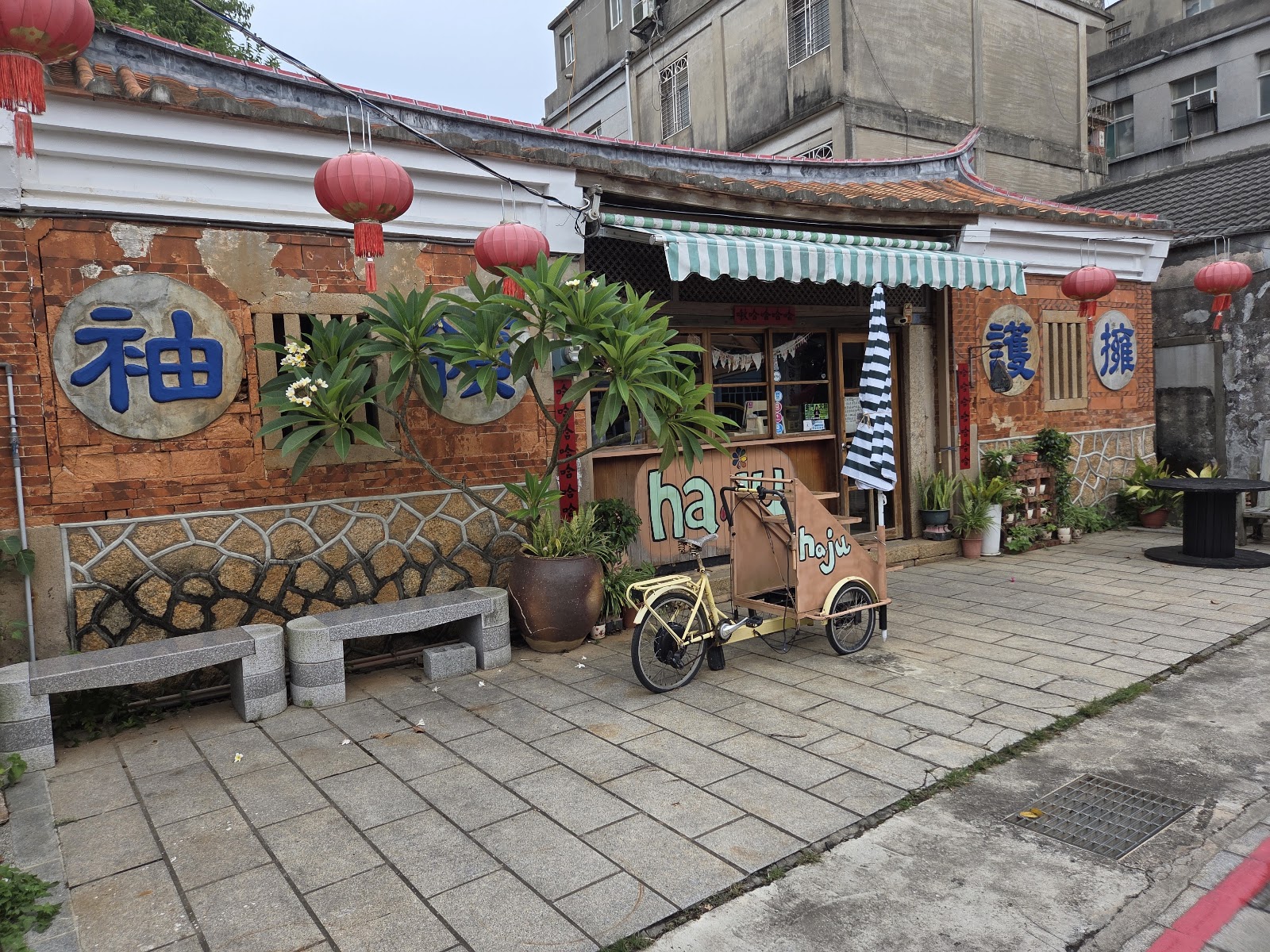 陽翟老街紅磚老屋改建咖啡店haju,門口停放特製載物腳踏車