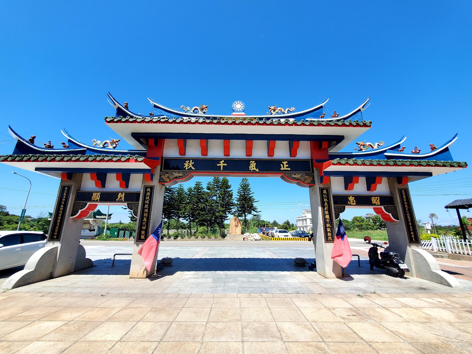 李光前將軍廟牌樓背面昭忠顯烈字樣