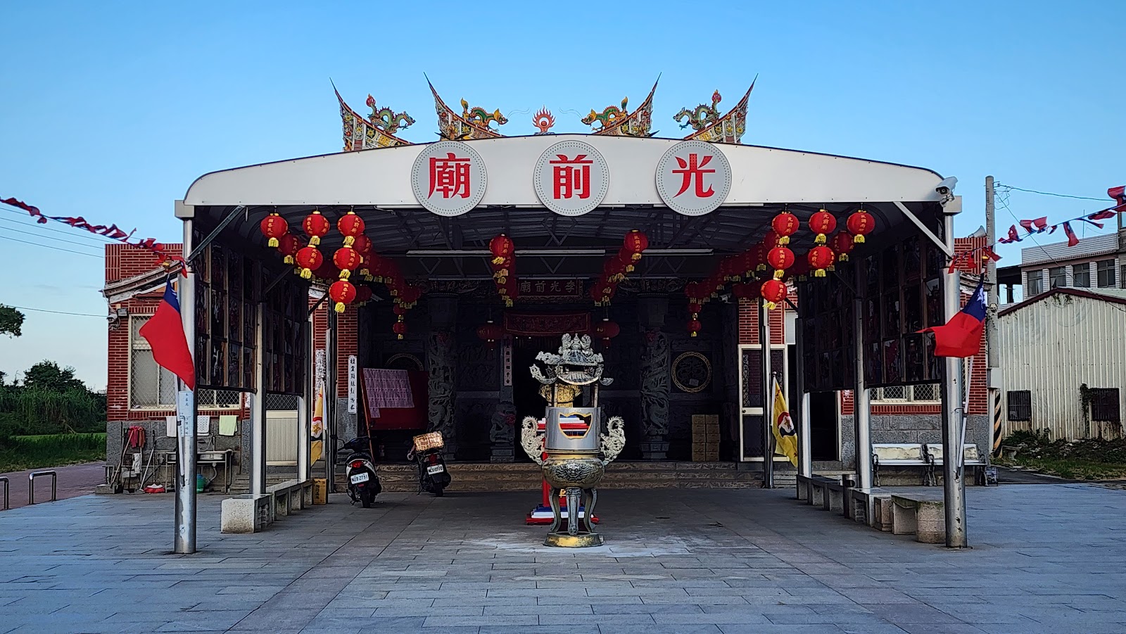 李光前將軍廟廟前光匾額與紅燈籠