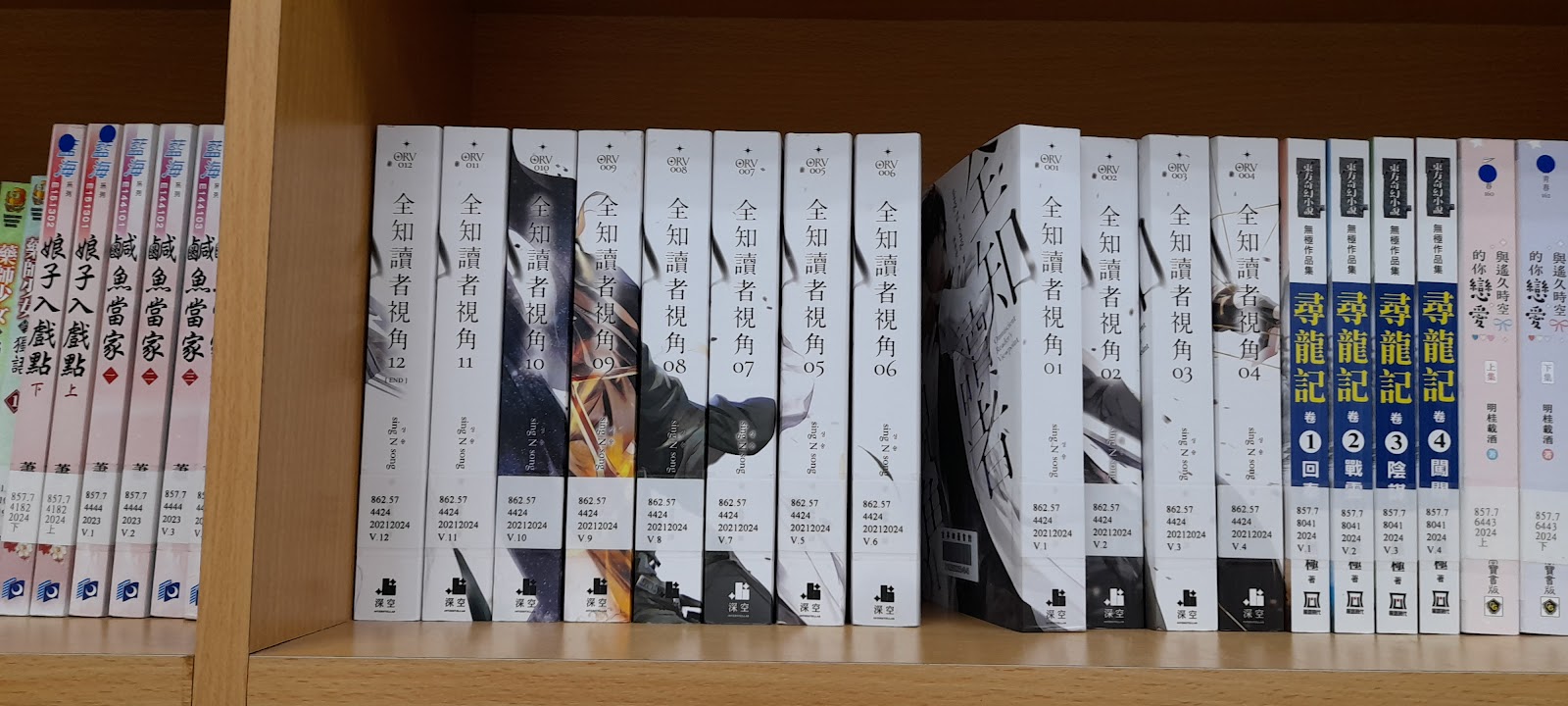 金寧鄉立圖書館館內輕小說書架陳列