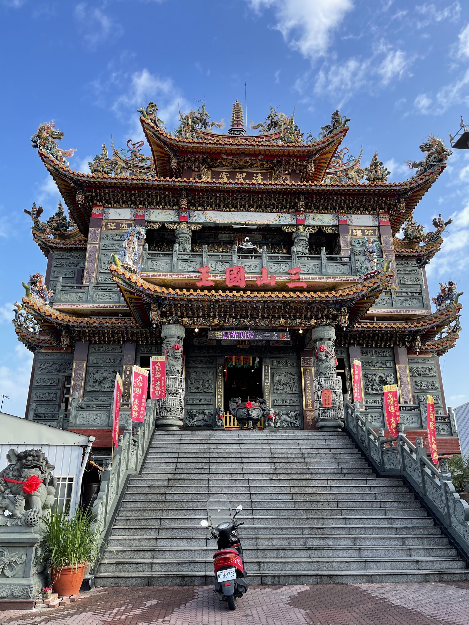 廟埕石階全景,機車停在階前,在地生活感十足