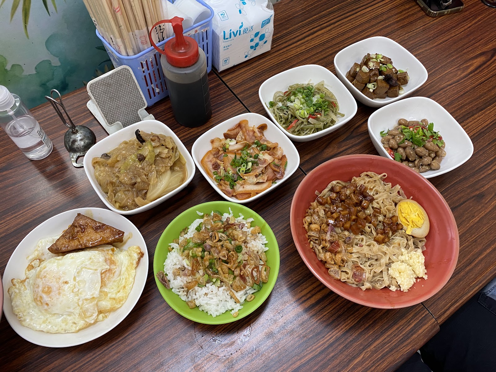 一桌澎湃家常菜:滷肉飯、荷包蛋、乾麵與多樣小菜一字排開