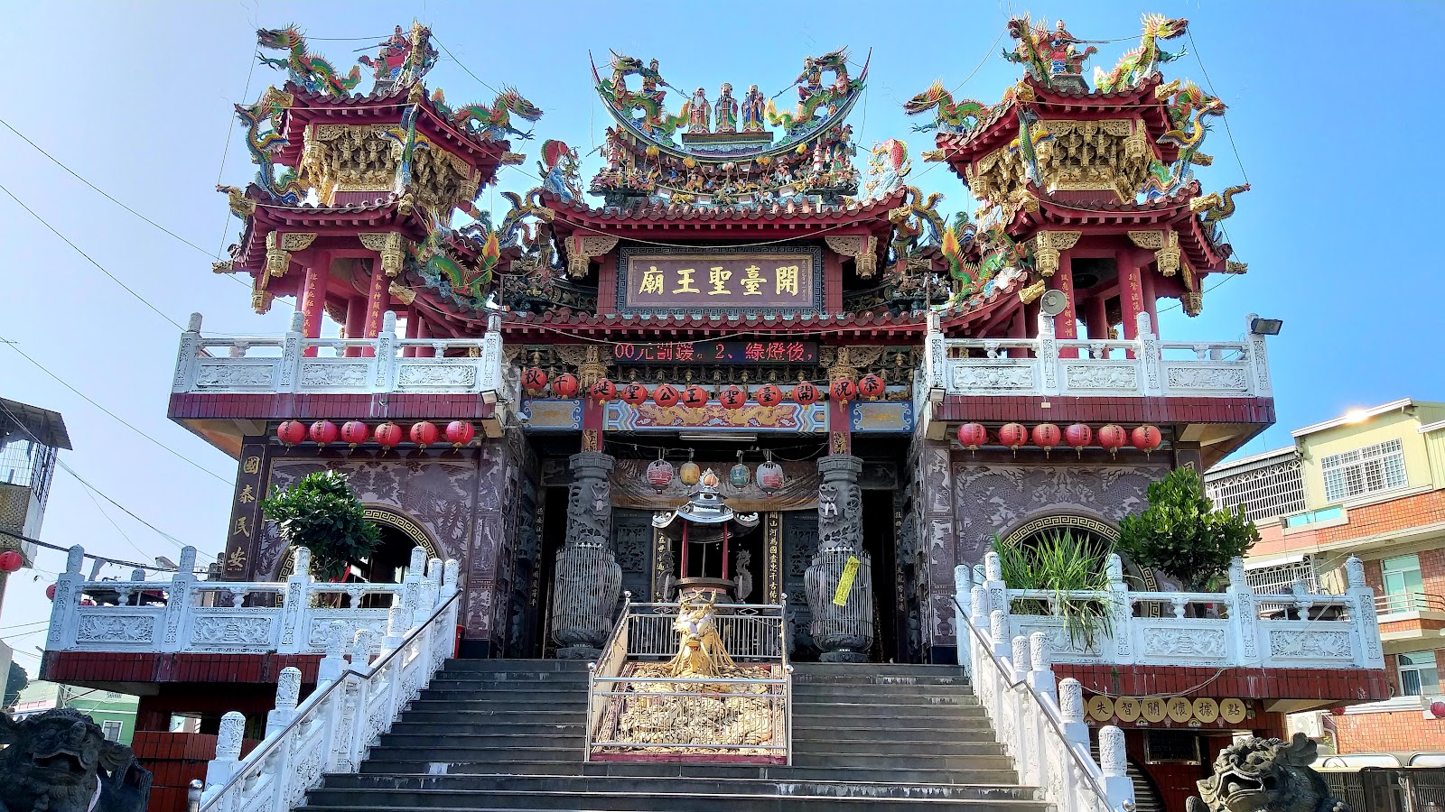 屏東九如九如三塊厝開臺聖王廟－廟宇正面全景，雙龍脊飾與「開臺聖王廟」廟匾氣勢十足
