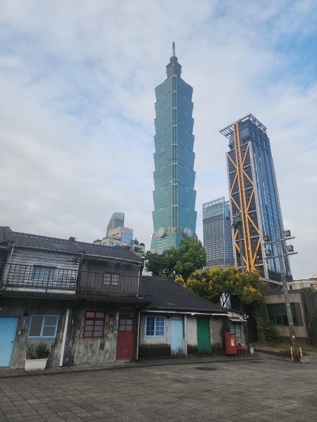 眷村文化公園旁四四南村老眷舍與台北101背景