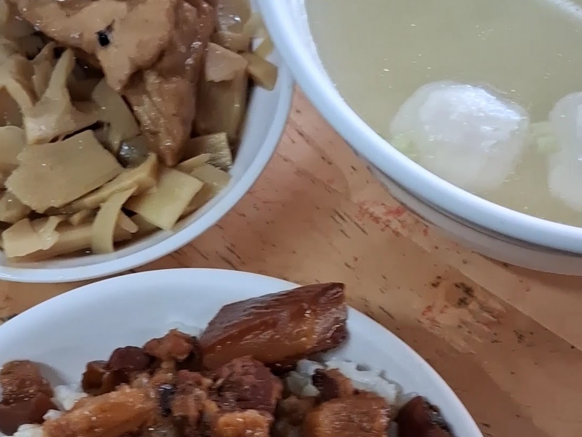 莒光肉燥飯餐點特寫,魯筍干魚丸湯與肉燥飯