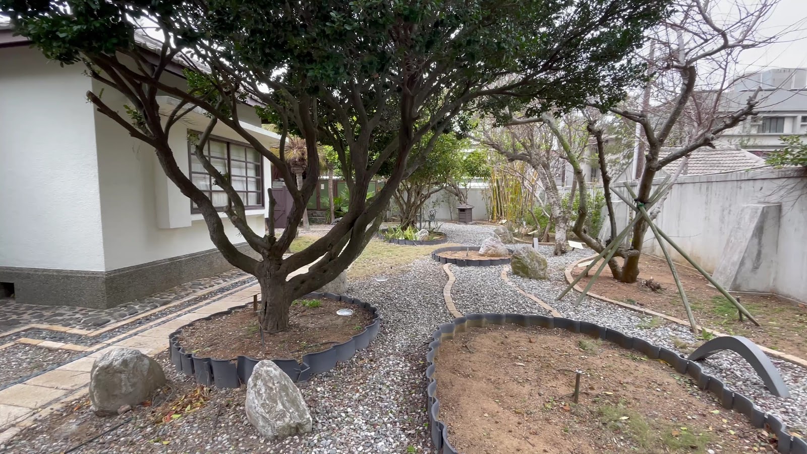 澎湖開拓館庭園老樹與碎石小徑遠景