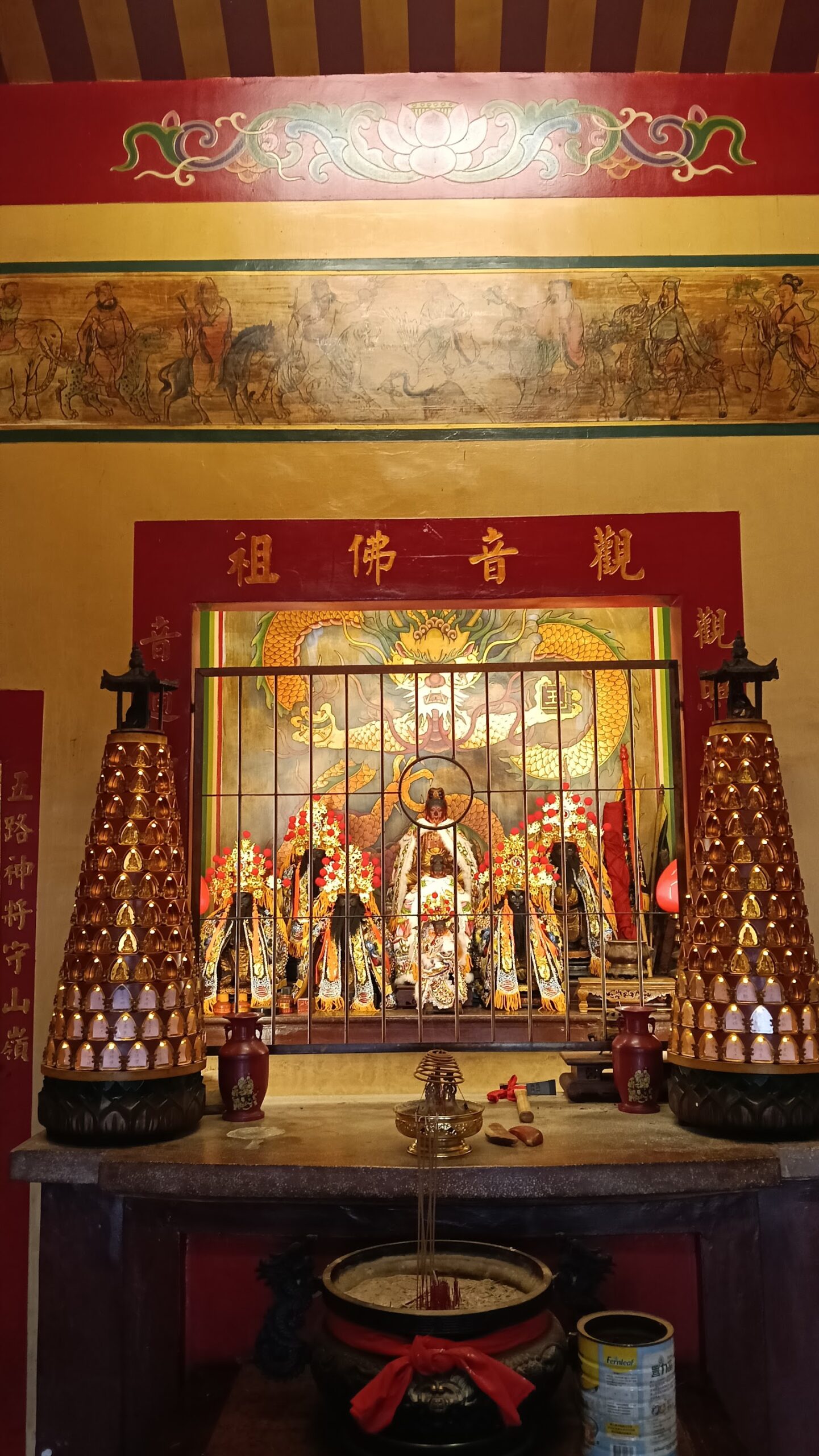 崁頂瓦磘溝南龍宮廟內觀音佛祖神壇,紅黃色調彩繪與金色神龕