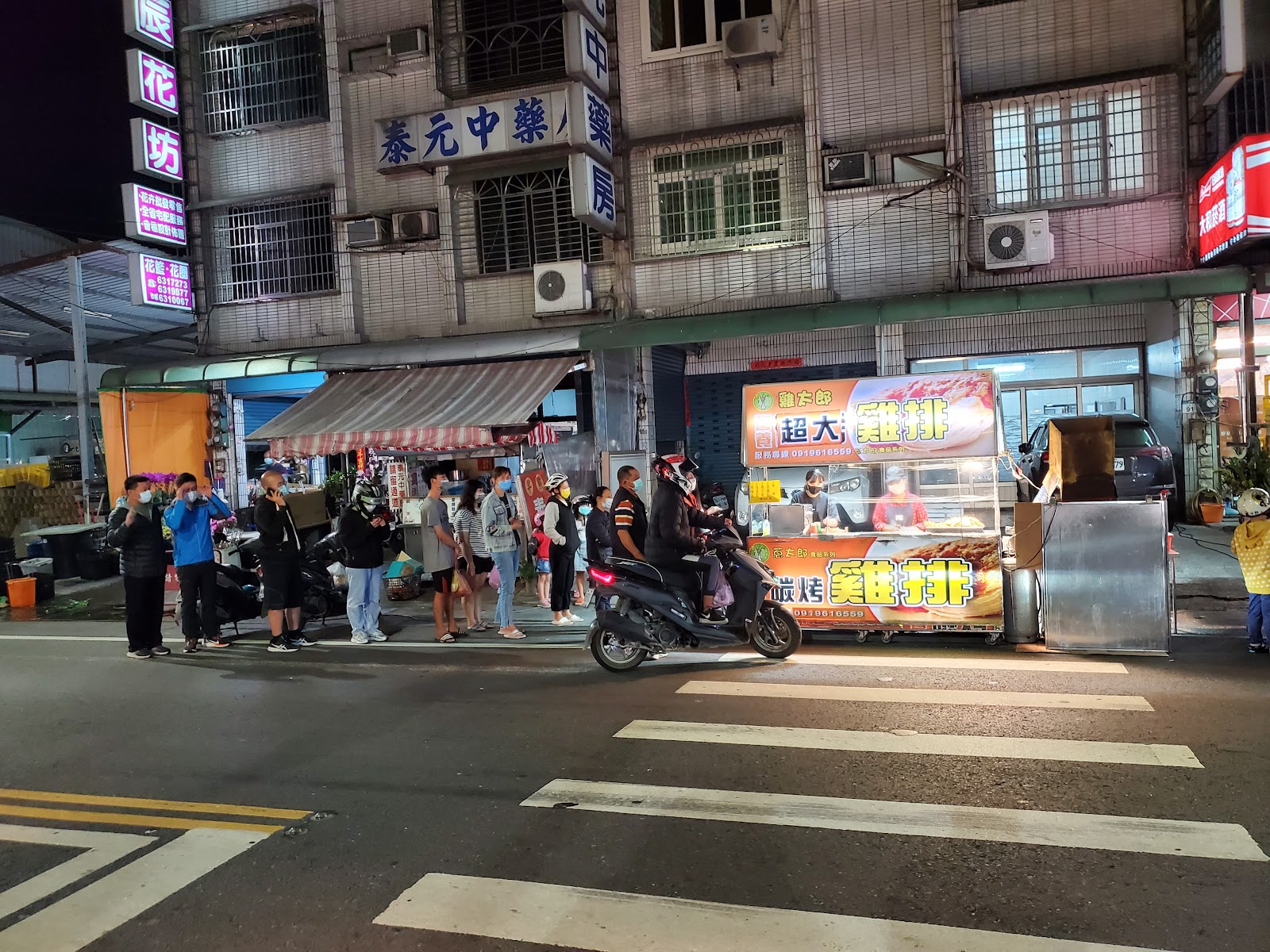 阿蓮夜市超大雞排餐車前排隊人潮