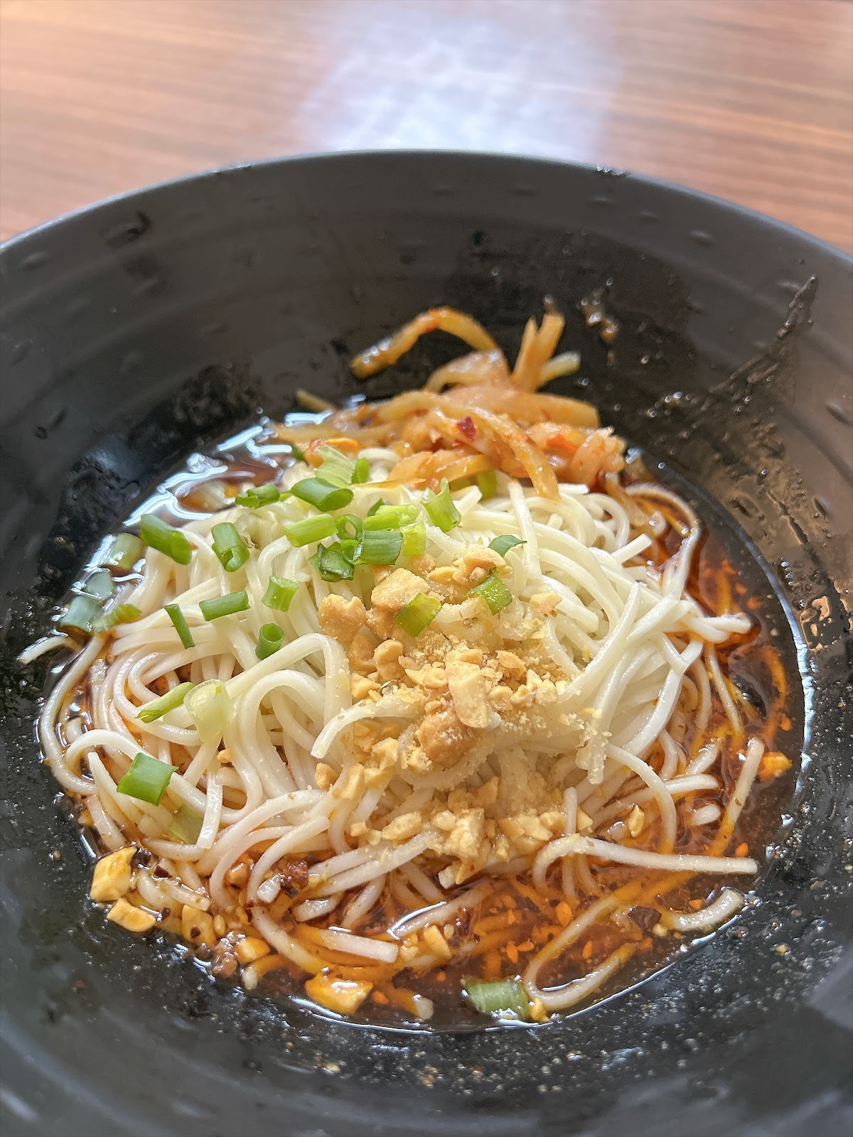 董小麵阿蓮店招牌乾麵特寫蔥花花生點綴
