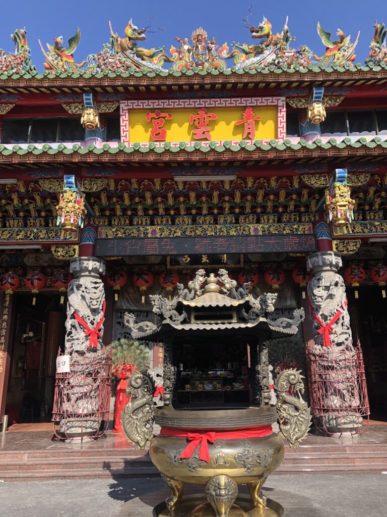 高雄大社青雲宮正門特寫，八角藻井屋頂與龍柱剪黏裝飾