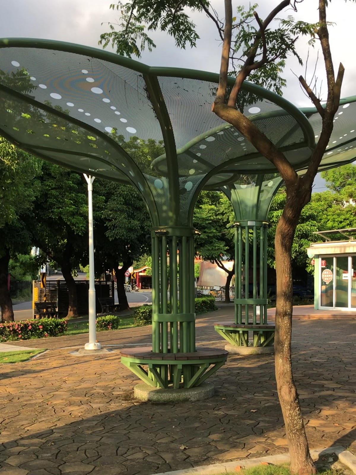 觀音山三角公園特色遮陽涼亭座位區