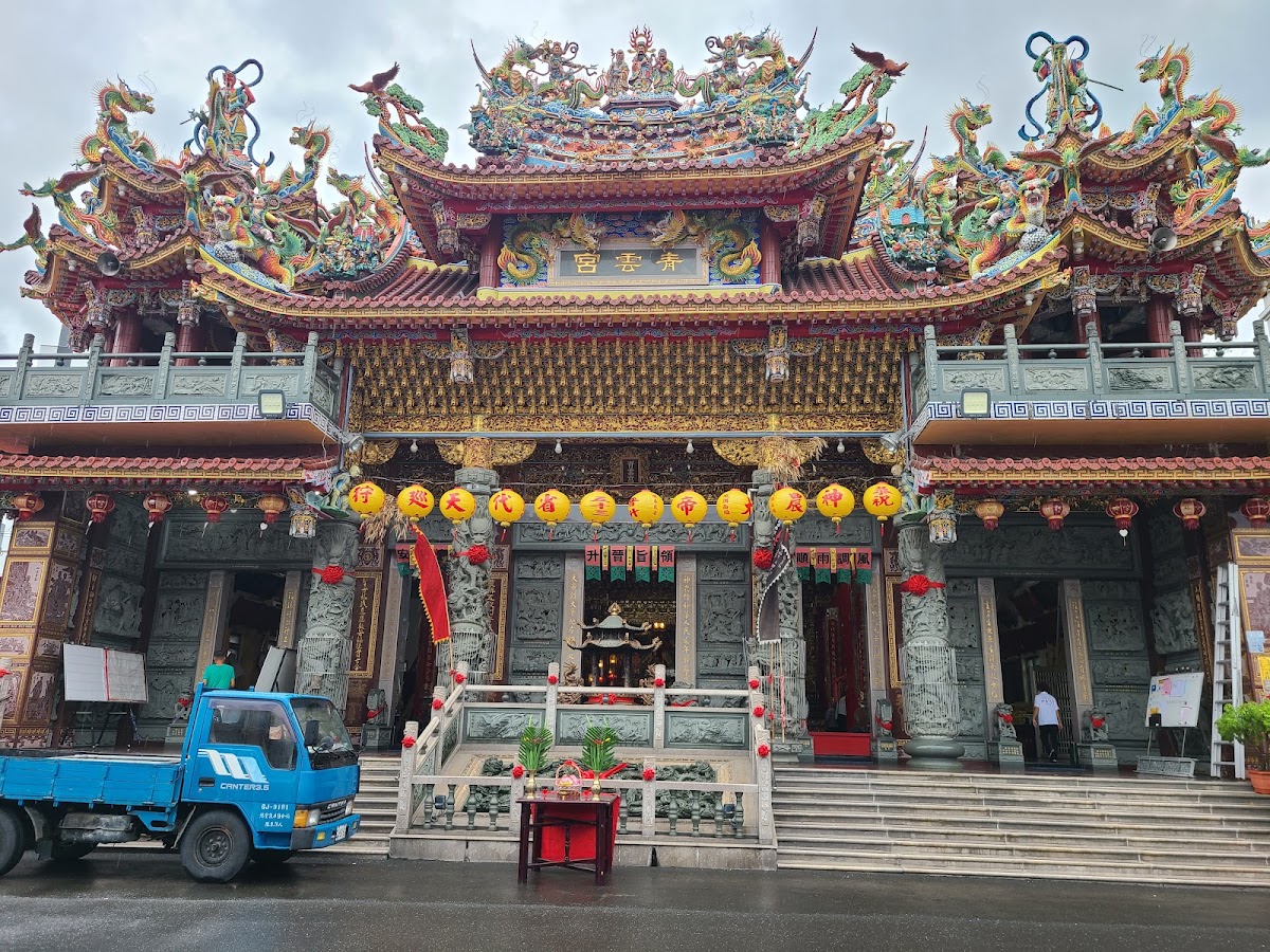高雄大社青雲宮廟埕全景,貨車停靠顯示在地生活感