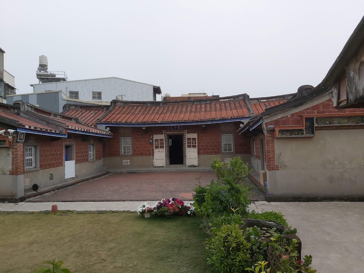 巫厝古宅三合院前庭廣場,花圃與水池
