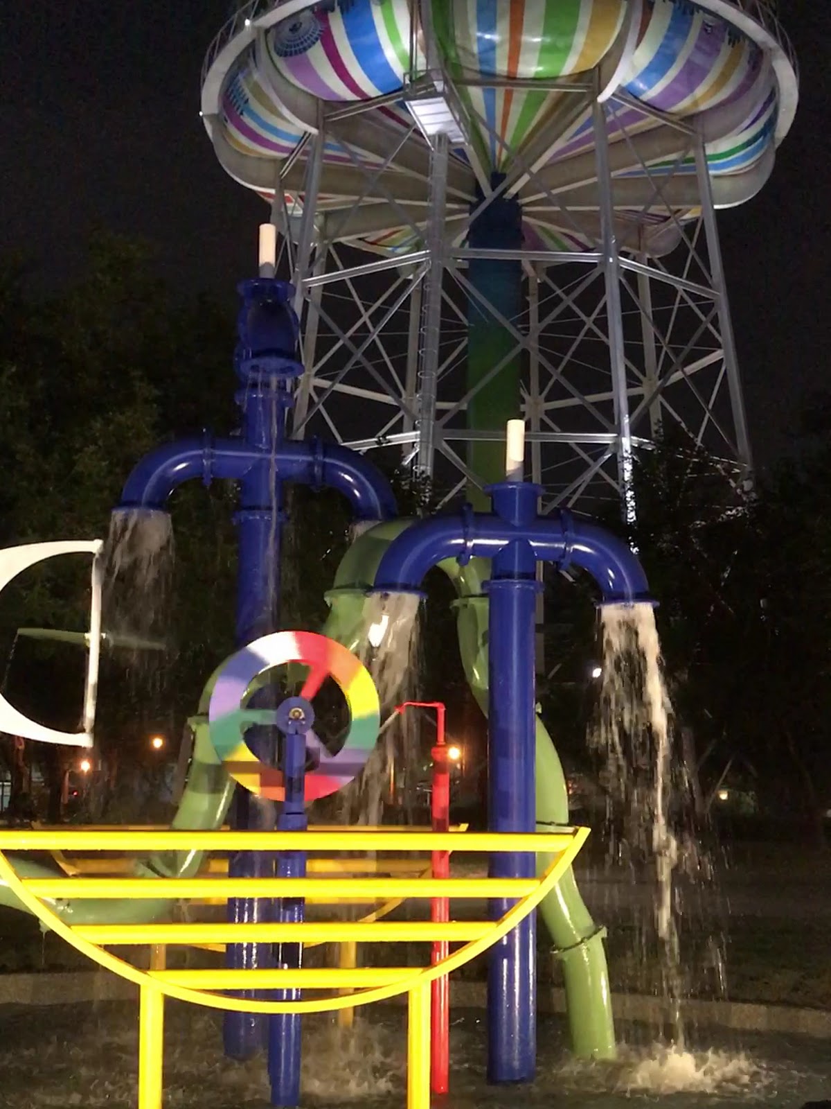 自來水公園夜間點燈的彩色水管噴泉街頭藝術裝置