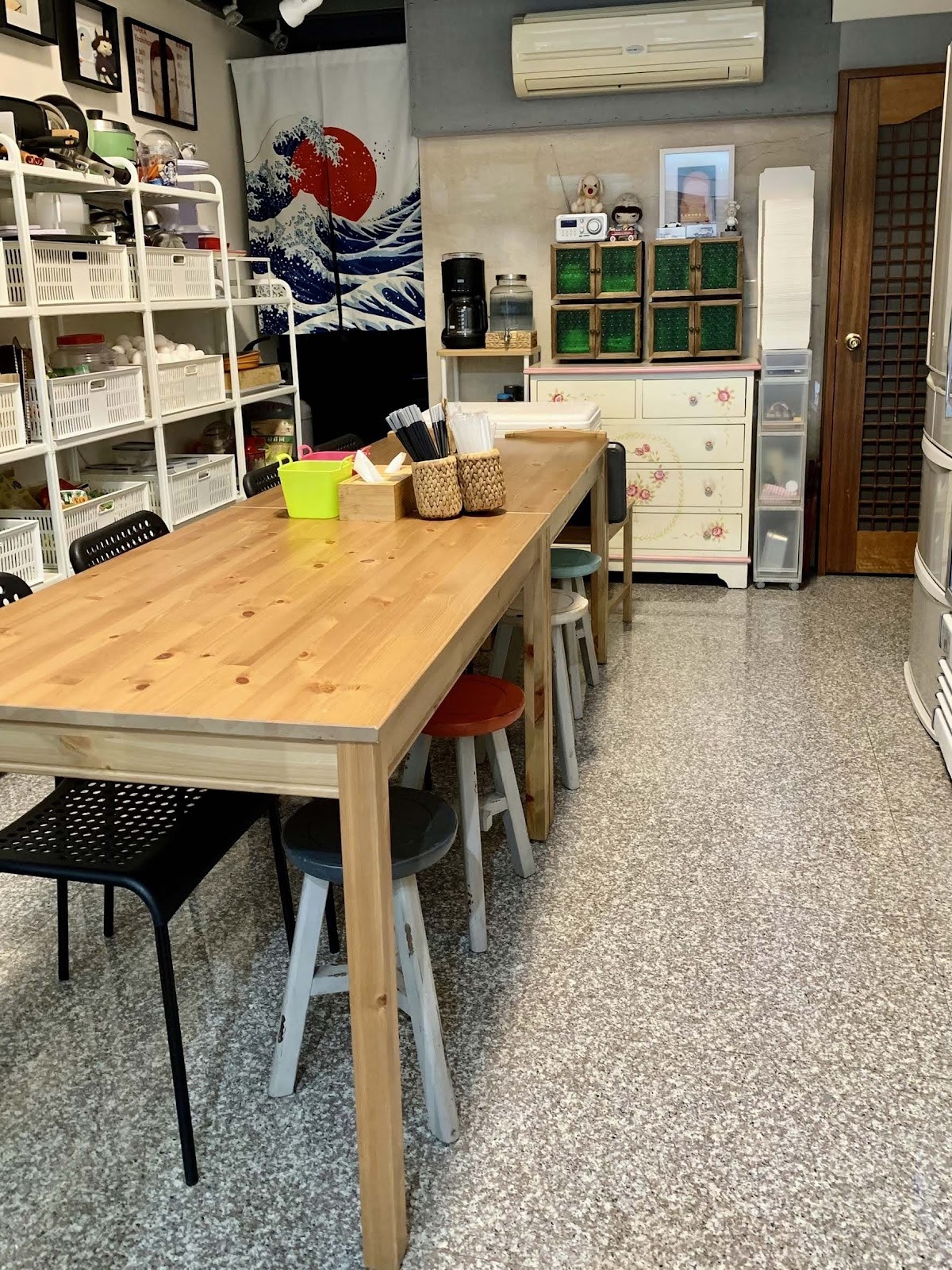 武記腸粉店內原木質感用餐區與日式掛布裝飾