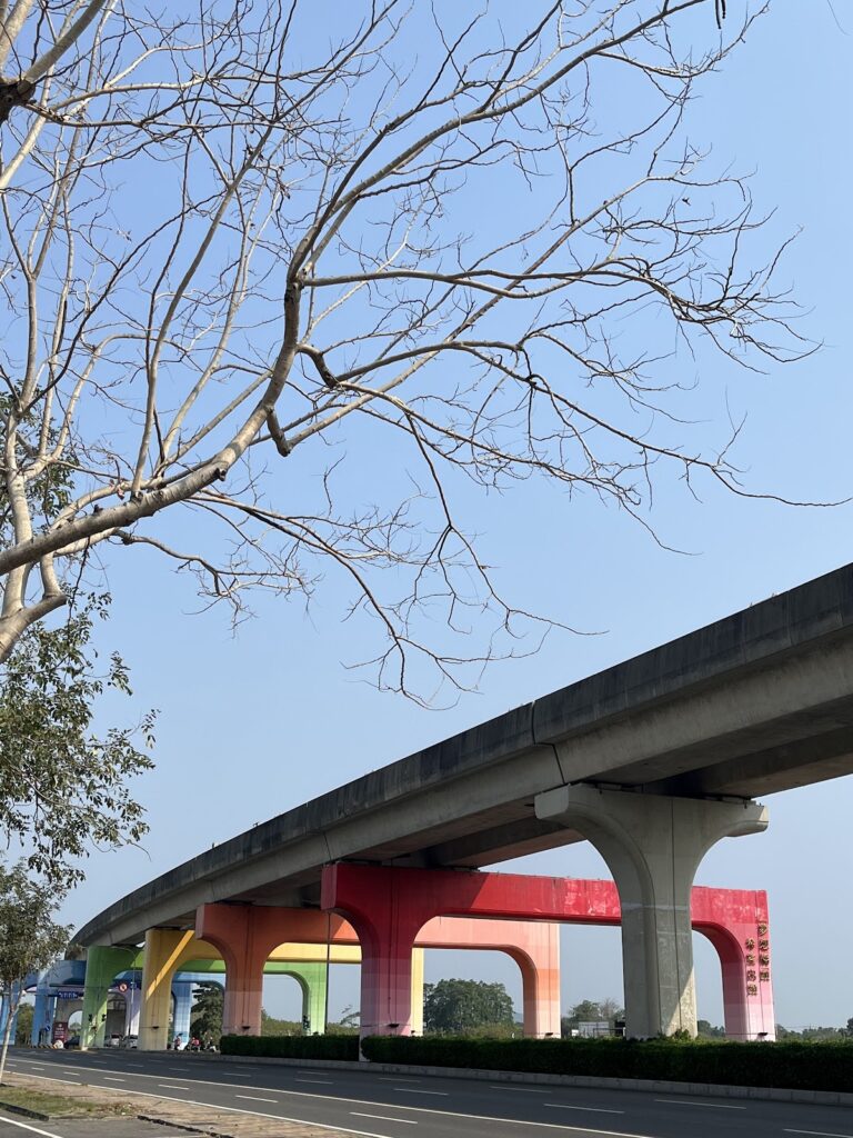 高雄橋頭彩虹橋墩地標全景